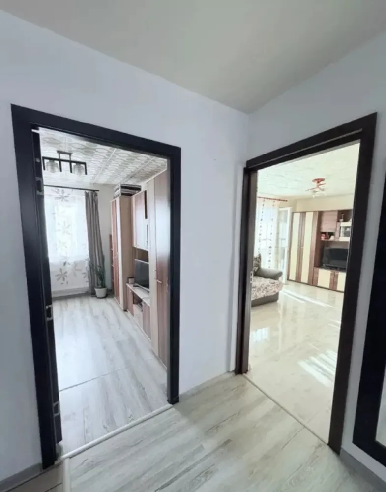 Apartament 3 camere în Manastur - Locație: Mănăștur, Cluj-Napoca, etaj 4 4 Suprafață utilă: 66 mp Compartimentare: living cu bucătărie open space, 3 dormitoare, baie și balcon + un dressing generos. Dotări bucătărie: mașină de spălat vase, plită pe gaz, cuptor electric, hotă Confort: confort 1 decomandat, renovat complet Facilități suplimentare: parcare de la primărie, boxă mare la subsol &Icirc;mbunătățiri: izolație termică refăcută, centrală termică prin condensație nouă, calorifere schimbate, fără infiltrații de apă. Mobilare: se predă mobilat și utilat la cheie Zona: acces facil la transport &icirc;n comun, magazine, complexe comerciale, bază sportivă la 100 de metri, școli și grădinițe &icirc;n apropiere V&acirc;nzare: persoană fizică, fără TVA, fără colaborare cu agenții imobiliare, chiar și fără comision Preț: 180.000 de euro (2700 de euro mp), ocazie sub media pieței! Stare juridică clară!
