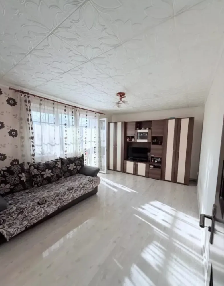 Apartament 3 camere în Manastur - Locație: Mănăștur, Cluj-Napoca, etaj 4 4 Suprafață utilă: 66 mp Compartimentare: living cu bucătărie open space, 3 dormitoare, baie și balcon + un dressing generos. Dotări bucătărie: mașină de spălat vase, plită pe gaz, cuptor electric, hotă Confort: confort 1 decomandat, renovat complet Facilități suplimentare: parcare de la primărie, boxă mare la subsol &Icirc;mbunătățiri: izolație termică refăcută, centrală termică prin condensație nouă, calorifere schimbate, fără infiltrații de apă. Mobilare: se predă mobilat și utilat la cheie Zona: acces facil la transport &icirc;n comun, magazine, complexe comerciale, bază sportivă la 100 de metri, școli și grădinițe &icirc;n apropiere V&acirc;nzare: persoană fizică, fără TVA, fără colaborare cu agenții imobiliare, chiar și fără comision Preț: 180.000 de euro (2700 de euro mp), ocazie sub media pieței! Stare juridică clară!
