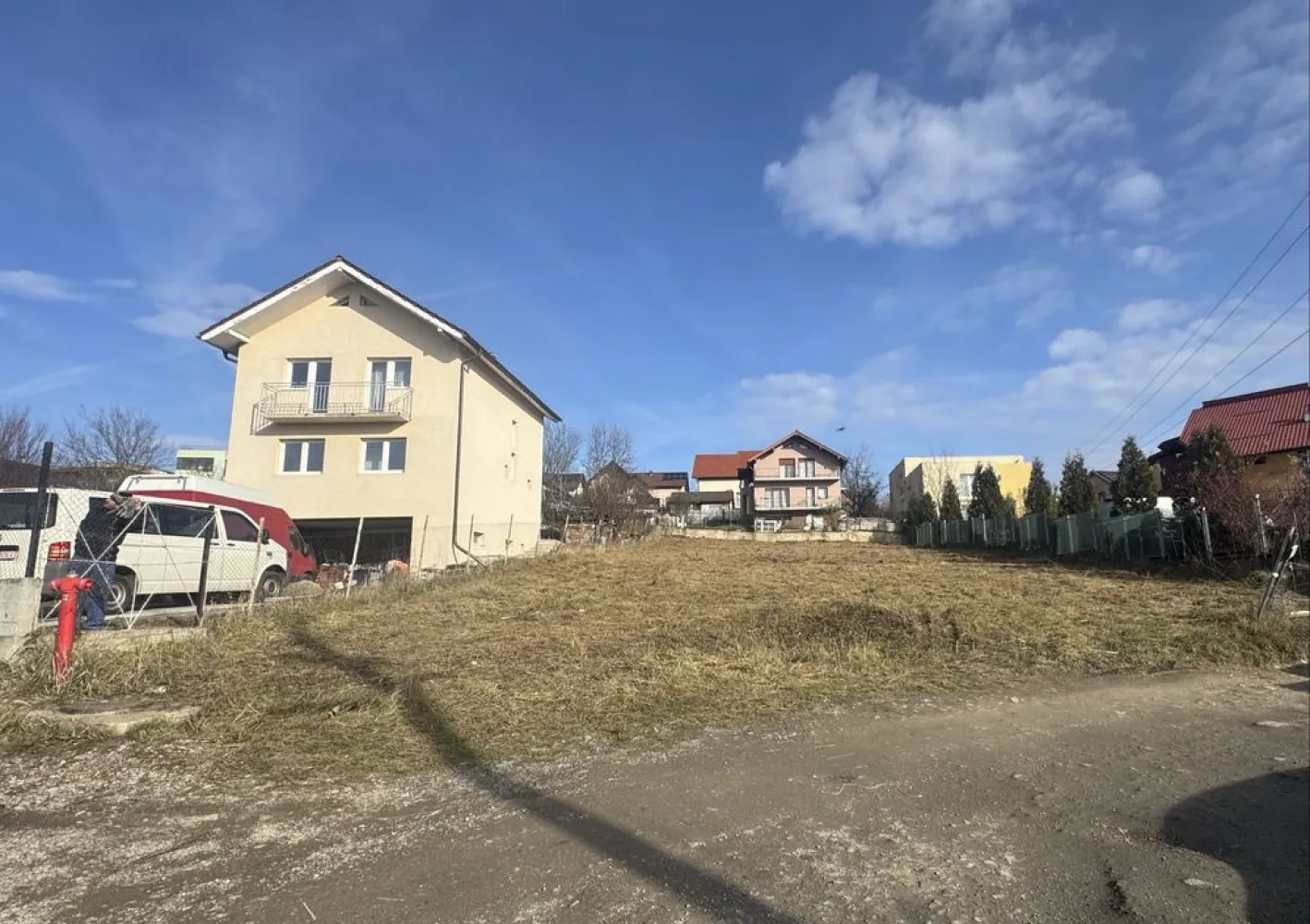 P.F. Teren 800 mp cu autorizatie casa Cluj-Napoca - &Icirc;ntr-unul dintre cartierele rezidențiale ale Clujului, D&acirc;mbu Rotund &ndash; zona Cordoș, vă propun spre v&acirc;nzare un teren intravilan de 800 mp, situat pe strada Secarei nr. 3, &icirc;ntr-un cadru natural deosebit, caracterizat prin liniște, intimitate și priveliști naturale către Pădurea Hoia. Proprietatea dispune de autorizație de construire emisă &icirc;n 2025, pentru o reședință individuală elegantă D+P+E, cu terasă circulabilă, proiectata pentru confort si functionalitate, lumină naturală și intimitate. Un avantaj major al proprietății &icirc;l reprezintă vecinătățile deja definite: - pe trei laturi terenul este &icirc;nconjurat de locuințe individuale finalizate, ceea ce oferă siguranță urbanistică și elimină riscul dezvoltărilor de tip bloc &icirc;n imediata apropiere. - Date tehnice: * Suprafață desfășurată constructie: 366 mp * Suprafață utilă constructie: 287 mp * Front stradal: 18.5 ml - Utilități disponibile: * Branșament realizat la apă și canalizare * Branșament realizat la curent trifazic * Gaz la limita proprietății - Localizare excelentă, cu acces facil la: * grădiniță * stație de troleu * supermarket Lidl * stație PECO Zona este predominant rezidențială, cu locuințe noi, liniște și acces rapid către centrul orașului, fiind ideală pentru cei care caută un echilibru perfect &icirc;ntre natură și viața urbană. Preț: 275.000 euro O oportunitate excelentă pentru cei care caută o investiție sigură sau baza perfectă pentru casa mult dorită.
