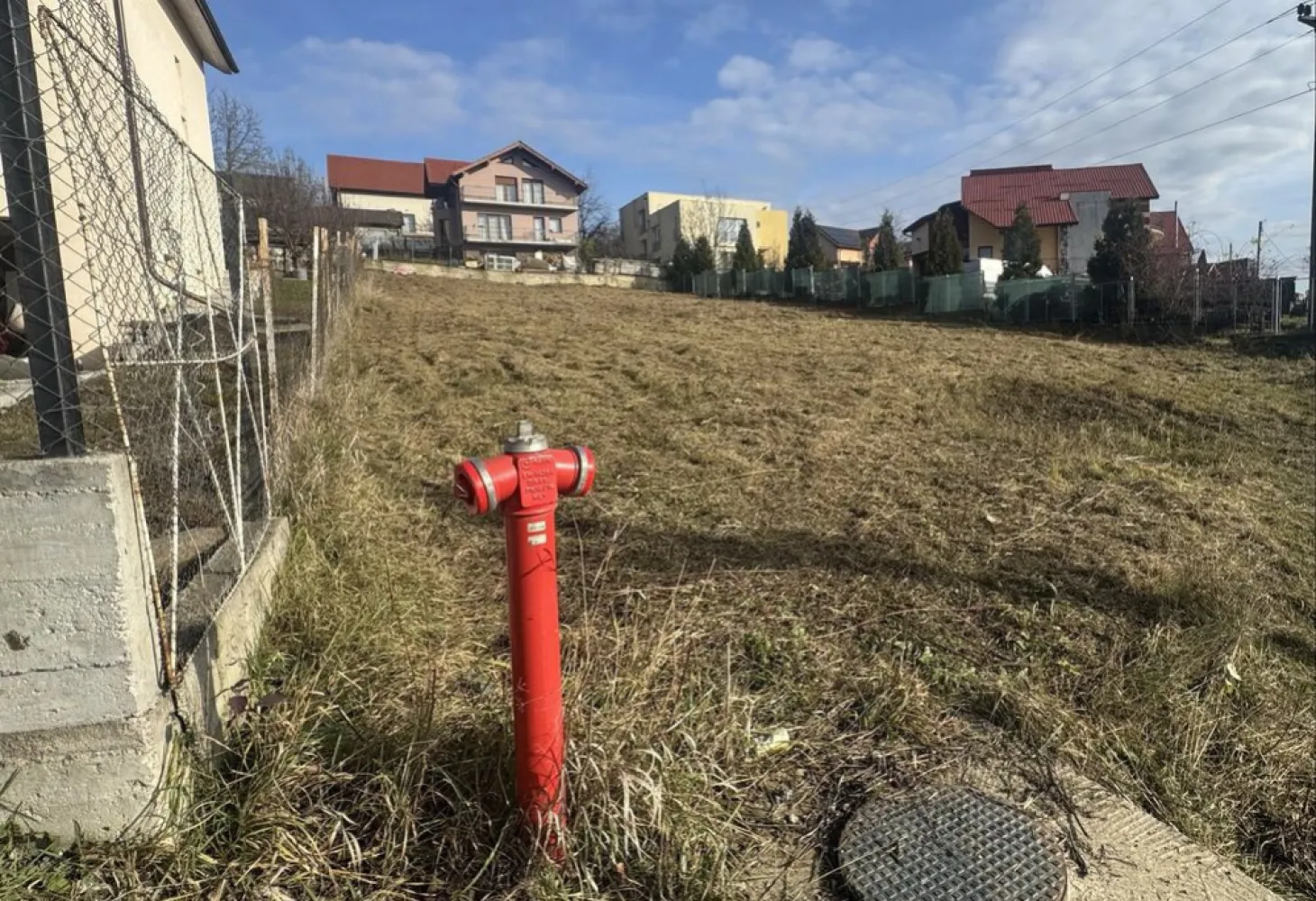 P.F. Teren 800 mp cu autorizatie casa Cluj-Napoca - &Icirc;ntr-unul dintre cartierele rezidențiale ale Clujului, D&acirc;mbu Rotund &ndash; zona Cordoș, vă propun spre v&acirc;nzare un teren intravilan de 800 mp, situat pe strada Secarei nr. 3, &icirc;ntr-un cadru natural deosebit, caracterizat prin liniște, intimitate și priveliști naturale către Pădurea Hoia. Proprietatea dispune de autorizație de construire emisă &icirc;n 2025, pentru o reședință individuală elegantă D+P+E, cu terasă circulabilă, proiectata pentru confort si functionalitate, lumină naturală și intimitate. Un avantaj major al proprietății &icirc;l reprezintă vecinătățile deja definite: - pe trei laturi terenul este &icirc;nconjurat de locuințe individuale finalizate, ceea ce oferă siguranță urbanistică și elimină riscul dezvoltărilor de tip bloc &icirc;n imediata apropiere. - Date tehnice: * Suprafață desfășurată constructie: 366 mp * Suprafață utilă constructie: 287 mp * Front stradal: 18.5 ml - Utilități disponibile: * Branșament realizat la apă și canalizare * Branșament realizat la curent trifazic * Gaz la limita proprietății - Localizare excelentă, cu acces facil la: * grădiniță * stație de troleu * supermarket Lidl * stație PECO Zona este predominant rezidențială, cu locuințe noi, liniște și acces rapid către centrul orașului, fiind ideală pentru cei care caută un echilibru perfect &icirc;ntre natură și viața urbană. Preț: 275.000 euro O oportunitate excelentă pentru cei care caută o investiție sigură sau baza perfectă pentru casa mult dorită.
