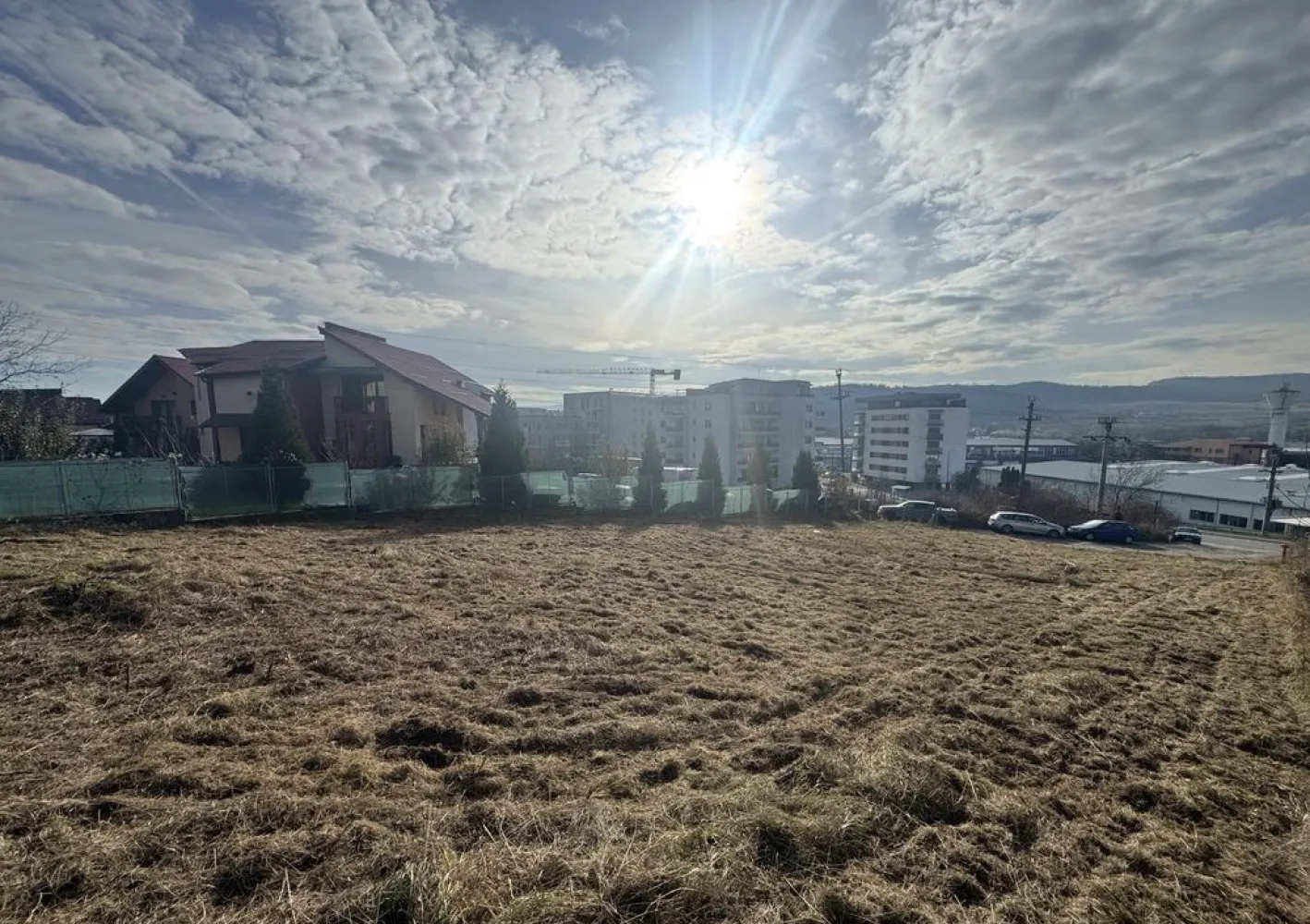P.F. Teren 800 mp cu autorizatie casa Cluj-Napoca - &Icirc;ntr-unul dintre cartierele rezidențiale ale Clujului, D&acirc;mbu Rotund &ndash; zona Cordoș, vă propun spre v&acirc;nzare un teren intravilan de 800 mp, situat pe strada Secarei nr. 3, &icirc;ntr-un cadru natural deosebit, caracterizat prin liniște, intimitate și priveliști naturale către Pădurea Hoia. Proprietatea dispune de autorizație de construire emisă &icirc;n 2025, pentru o reședință individuală elegantă D+P+E, cu terasă circulabilă, proiectata pentru confort si functionalitate, lumină naturală și intimitate. Un avantaj major al proprietății &icirc;l reprezintă vecinătățile deja definite: - pe trei laturi terenul este &icirc;nconjurat de locuințe individuale finalizate, ceea ce oferă siguranță urbanistică și elimină riscul dezvoltărilor de tip bloc &icirc;n imediata apropiere. - Date tehnice: * Suprafață desfășurată constructie: 366 mp * Suprafață utilă constructie: 287 mp * Front stradal: 18.5 ml - Utilități disponibile: * Branșament realizat la apă și canalizare * Branșament realizat la curent trifazic * Gaz la limita proprietății - Localizare excelentă, cu acces facil la: * grădiniță * stație de troleu * supermarket Lidl * stație PECO Zona este predominant rezidențială, cu locuințe noi, liniște și acces rapid către centrul orașului, fiind ideală pentru cei care caută un echilibru perfect &icirc;ntre natură și viața urbană. Preț: 275.000 euro O oportunitate excelentă pentru cei care caută o investiție sigură sau baza perfectă pentru casa mult dorită.
