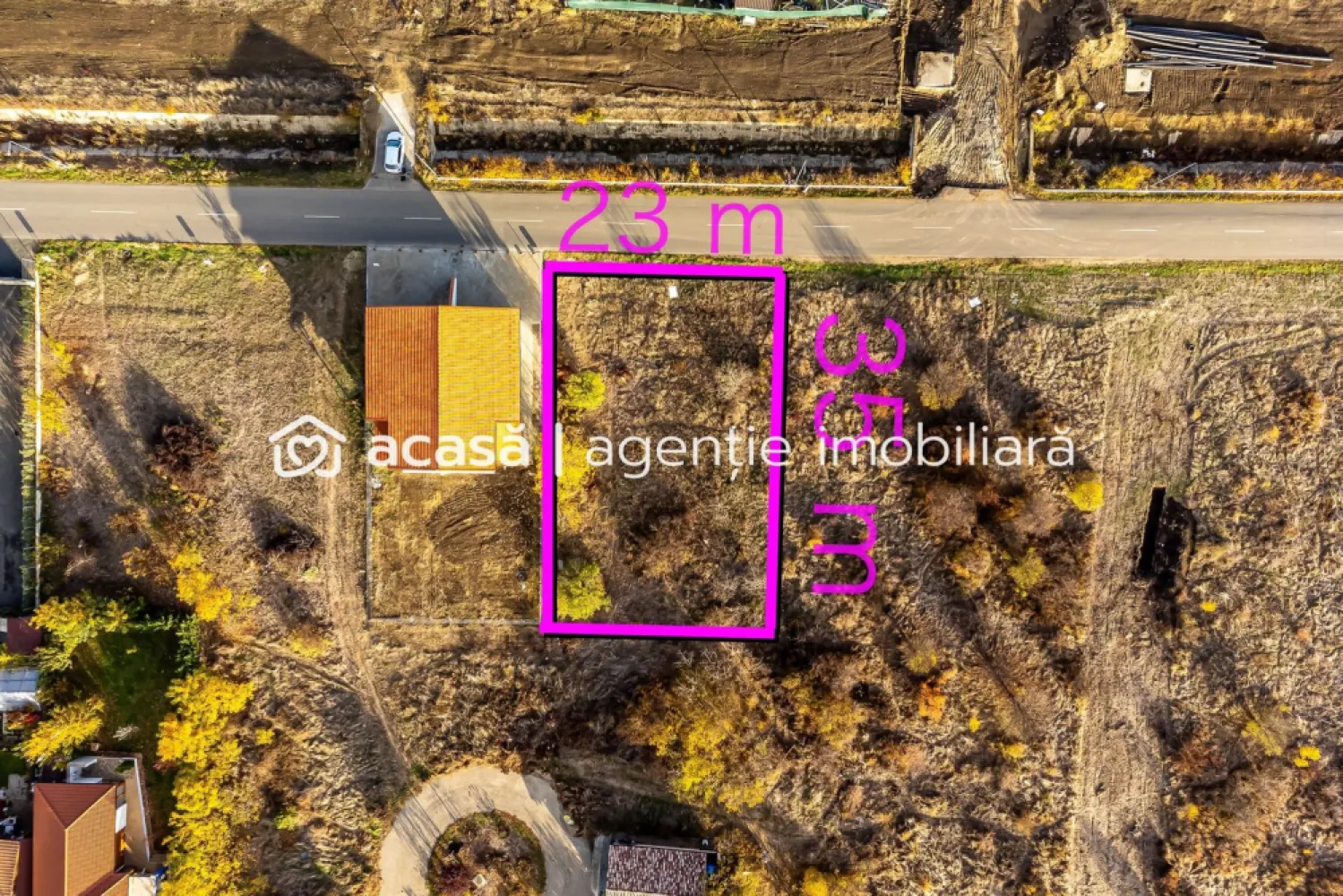 Teren 750 mp cu toate utilitățile | Via Carmina | 102 €/mp - Vă oferim spre vânzare un teren de 750 mp, cu proiect de casa inclus in pret, situat într-un cartier rezidențial în plină dezvoltare, la doar 10 minute de centrul Aradului.
Proprietatea reprezintă o oportunitate excelentă atât pentru construcția unei locuințe familiale, cât și pentru dezvoltatori care doresc să construiască un duplex modern.
Proiect avizat, Autorizatie de construire si Avize aprobate.

Preț: 77.000 €
Comision 0% pentru cumpărător
Contact: Sebastian Nica – 0722 252 639

Avantaje și caracteristici:
Suprafață totală: 750 mp | Front stradal: 23 m
Toate utilitățile disponibile la limită de proprietate (apă, gaz, curent, canalizare)
Acces direct din drum asfaltat
Cartier nou, în continuă expansiune
Vecinătăți: grădinițe, școli, centre comerciale, sală de fitness
Zonă liniștită, dar foarte bine conectată cu orașul
Proiect pentru o casa moderna inclus in pret!

O alegere inspirată pentru cei care caută spațiu, accesibilitate și potențial de creștere a valorii în timp.

Pentru detalii și vizionare:
Sebastian Nica – 0722 252 639

Nu dispui de toată suma? Te ajutăm noi gratuit! Îți obținem oferte de la 16 bănci.

Ai o proprietate de vânzare în Arad și vrei să știi cât valorează cu adevărat?
Sună-mă pentru o evaluare gratuită, fără obligații.

Birou: ACASĂ | Agenție imobiliară Arad
Bulevardul Decebal 2, Arad 310133

Cod proprietate: CP2781363