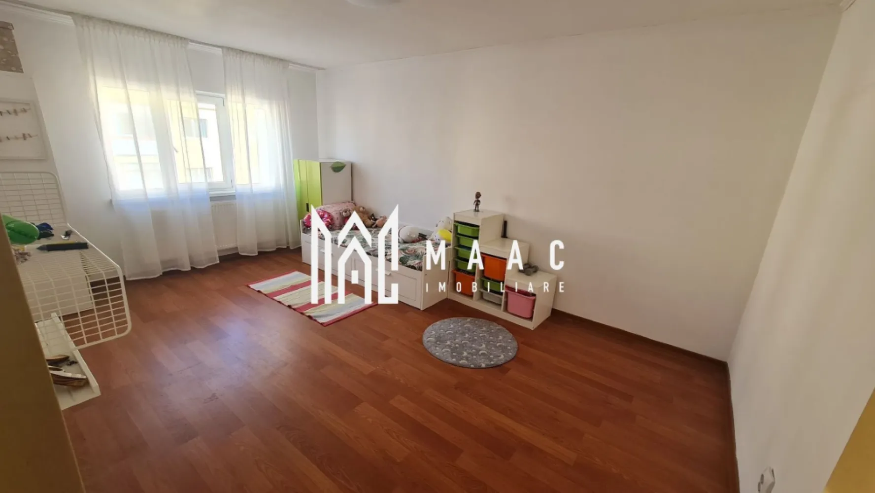 Apartament 2 camere | Ostroveni | Bloc A - MAAC Imobiliare vă propune spre vânzare un apartament cu 2 camere, situat în Râmnicu Vâlcea, cartier Ostroveni, într-un bloc de tip A, reabilitat termic, într-o zonă liniștită, dar foarte bine conectată la puncte de interes. Apartamentul este amplasat la etajul 4 din 5 și are o compartimentare decomandată, oferind un confort sporit. Suprafața utilă este de 49 mp, iar suprafața totală de 52 mp. Locuința beneficiază de: * grup sanitar cu fereastră pentru aerisire naturală * finisaje precum gresie, faianță și parchet * se vinde parțial mobilată, fiind ideală atât pentru locuit, cât și pentru investiție Poziționarea este un real avantaj: în apropiere se află piața, magazine, mijloace de transport și alte puncte de interes, totul într-un cadru civilizat și liniștit. Pentru mai multe detalii sau programarea unei vizionări, MAAC Imobiliare vă stă la dispoziție. ID : CP2875219 }}