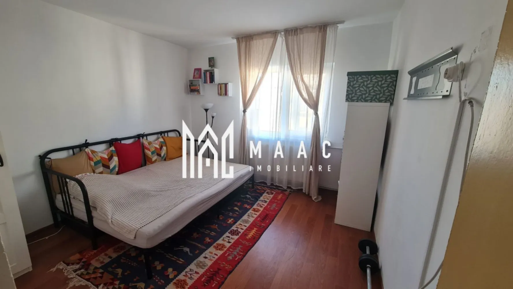 Apartament 2 camere | Ostroveni | Bloc A - MAAC Imobiliare vă propune spre vânzare un apartament cu 2 camere, situat în Râmnicu Vâlcea, cartier Ostroveni, într-un bloc de tip A, reabilitat termic, într-o zonă liniștită, dar foarte bine conectată la puncte de interes. Apartamentul este amplasat la etajul 4 din 5 și are o compartimentare decomandată, oferind un confort sporit. Suprafața utilă este de 49 mp, iar suprafața totală de 52 mp. Locuința beneficiază de: * grup sanitar cu fereastră pentru aerisire naturală * finisaje precum gresie, faianță și parchet * se vinde parțial mobilată, fiind ideală atât pentru locuit, cât și pentru investiție Poziționarea este un real avantaj: în apropiere se află piața, magazine, mijloace de transport și alte puncte de interes, totul într-un cadru civilizat și liniștit. Pentru mai multe detalii sau programarea unei vizionări, MAAC Imobiliare vă stă la dispoziție. ID : CP2875219 }}