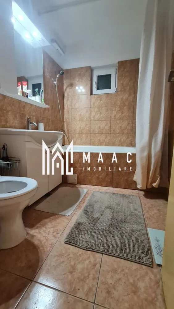Apartament 2 camere | Ostroveni | Bloc A - MAAC Imobiliare vă propune spre vânzare un apartament cu 2 camere, situat în Râmnicu Vâlcea, cartier Ostroveni, într-un bloc de tip A, reabilitat termic, într-o zonă liniștită, dar foarte bine conectată la puncte de interes. Apartamentul este amplasat la etajul 4 din 5 și are o compartimentare decomandată, oferind un confort sporit. Suprafața utilă este de 49 mp, iar suprafața totală de 52 mp. Locuința beneficiază de: * grup sanitar cu fereastră pentru aerisire naturală * finisaje precum gresie, faianță și parchet * se vinde parțial mobilată, fiind ideală atât pentru locuit, cât și pentru investiție Poziționarea este un real avantaj: în apropiere se află piața, magazine, mijloace de transport și alte puncte de interes, totul într-un cadru civilizat și liniștit. Pentru mai multe detalii sau programarea unei vizionări, MAAC Imobiliare vă stă la dispoziție. ID : CP2875219 }}