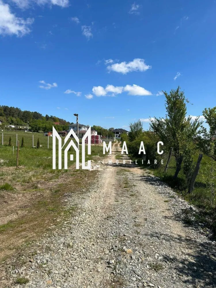 Teren | Intravilan | 600 MP | Tocile - MAAC Imobiliare vă propune spre vânzare un teren intravilan în suprafață de 600 mp, situat în Tocile, Sadu – o zonă apreciată pentru liniște, natură și peisaje deosebite. Ideal atât pentru construirea unei case de familie, cât și pentru o casă de vacanță, departe de agitația orașului.

Proprietatea oferă un cadru natural plăcut și o poziționare avantajoasă, fiind amplasată între case deja construite, într-o comunitate în dezvoltare.

Caracteristici teren:
suprafață: 600 mp
destinație: locuință individuală / casă de vacanță
deschidere bună și poziționare facilă
acces rapid din drumul județean Cisnădie–Sadu

Utilități și facilități:
apă: la limita terenului
curent electric și canalizare: la aproximativ 130 m
deține ATR (aviz tehnic de racordare) pentru curent trifazic
proiect tehnic complet pentru locuință unifamilială (cu toate avizele incluse)

Avantaje:
vedere panoramică deosebită
la doar 50 m de liziera pădurii
zonă liniștită, ideală pentru relaxare
potrivit pentru locuire permanentă sau casă de vacanță
vecinătăți deja dezvoltate

Localizare:
zonă Tocile – Sadu
acces facil către Cisnădie și Sibiu
cadru natural, perfect pentru iubitorii de aer curat și liniște

Pentru mai multe informații sau pentru programarea unei vizionări, vă rugăm să ne contactați specificand: ID: CP3066404