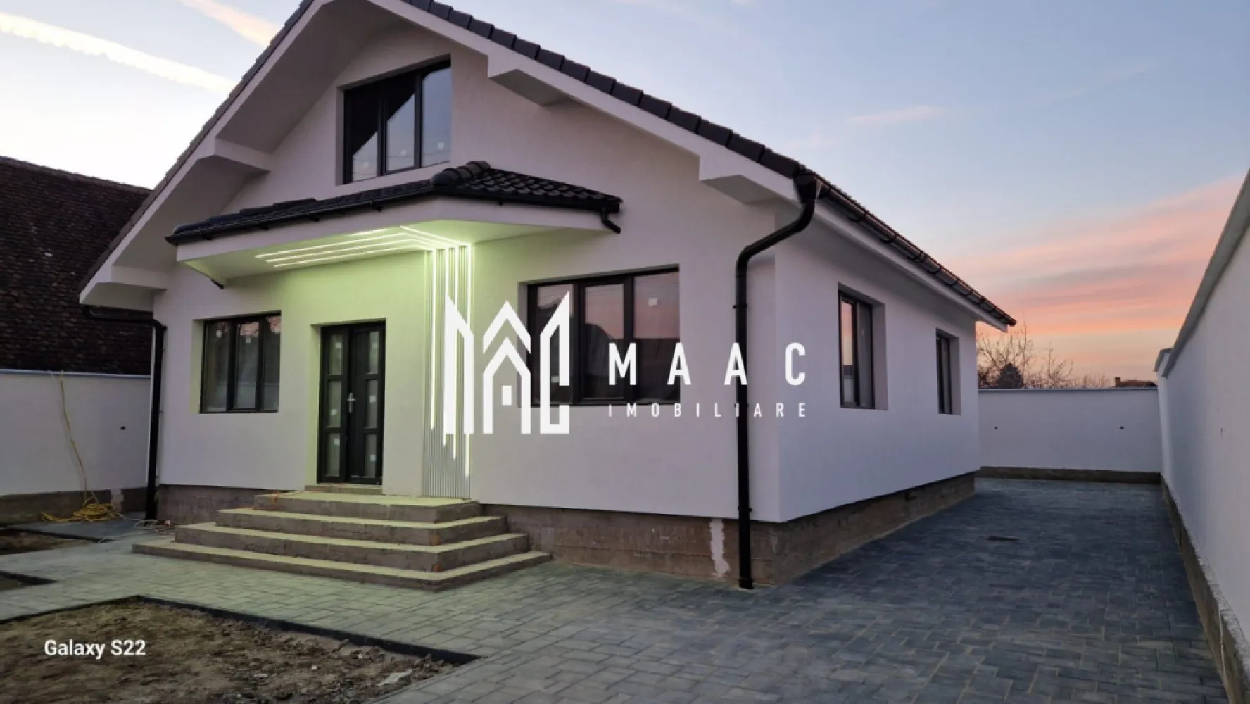 Casa Individuala | 82 Mp | Preda la Cheie | Cristian - MAAC Imobiliare vă prezintă o oportunitate unică de a achiziționa o casă de 82 mp, aflată în faza de construcție, care va deveni un cămin de lux, perfect pentru o familie. Proiectată cu atenție la detalii și cu un design modern, această casă promite să îmbine confortul cu eleganța, oferindu-vă un spațiu de locuit rafinat și primitor. Detalii cheie: Suprafață utilă: 82 mp Configurație: 2 Dormitoare spațioase, perfect gândite pentru a oferi intimitate și confort Living: Un living generos, gândit ca spațiu central al casei, ideal pentru relaxare și activități de familie Bucătărie: Bucătărie modernă, cu posibilitatea de a fi personalizată conform dorințelor viitorului proprietar Baie: Baie spațioasă, dotată cu obiecte sanitare de înaltă calitate Locație: Situată într-o zonă liniștită, ideală pentru o viață de familie sau pentru escapade de weekend Beneficii: Această casă reprezintă o investiție excelentă pentru cei care își doresc un cămin personalizat, realizat după cele mai înalte standarde de calitate.Puteti influența anumite aspecte de design și de a vă crea locuința de vis, exact așa cum v-o doriți. Cu un design modern și funcțional, casa va oferi tot confortul necesar unei familii sau poate deveni locul perfect pentru relaxare în vacanțe. Preț: Pentru detalii privind prețul și condițiile de achiziție, vă invităm să ne contactați. Nu ratați șansa de a achiziționa această casă în construcție și de a face parte din procesul de finalizare a locuinței perfecte pentru dumneavoastră! Echipa MAAC Imobiliare este aici pentru a vă ghida și a vă oferi toate informațiile necesare. Pentru mai multe detalii precizati telefonic ca ati vazut anuntul cu ID : CP2104365 }}