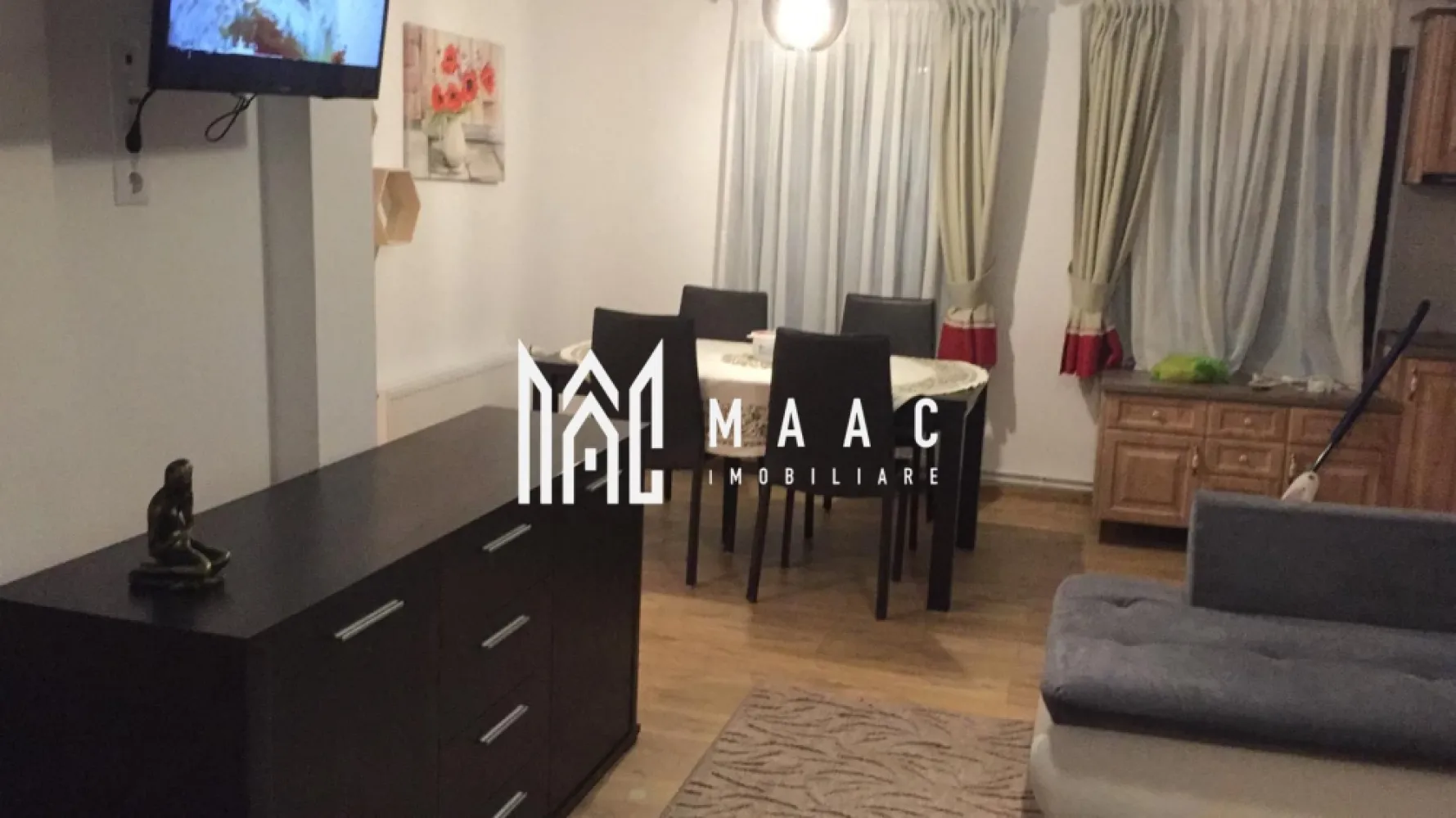 Casa 5 Camere | 198MPU | Cisnadioara - MAAC Imobiliare vă propune spre vânzare o casă modernă și complet echipată, situată într-o zonă liniștită din Cisnădioara, ideală atât pentru locuință familială, cât și pentru investiție.

Proprietatea are o suprafață totală de 200 mp, este complet mobilată și utilată, și se distinge prin compartimentarea practică, dotările moderne și posibilitatea de a fi utilizată ca două apartamente independente.

Compartimentare:

Apartament 1:
2 dormitoare
2 băi moderne
Living cu bucătărie open-space
Bucătărie complet echipată (frigider, plită, mașină de spălat vase)
Hol spațios

Apartament 2:
1 dormitor generos
2 băi moderne
Living confortabil
Bucătărie complet echipată (frigider, congelator, plită, mașină de spălat vase)
Hol de acces

Dotări și avantaje:
Panouri solare de 5.2 kW – eficiență energetică sporită
Încălzire pe gaz metan cu instalații noi
Boiler pentru apă caldă
Aer condiționat
Laundry room (spălătorie dedicată cu mașină de spălat și uscător separat)
Garaj carport și atelier
Tâmplărie din lemn solid și finisaje moderne

Pentru mai multe detalii sau pentru a programa o vizionare, vă rugăm să ne contactați.
Specificați ID-ul CP2767910.