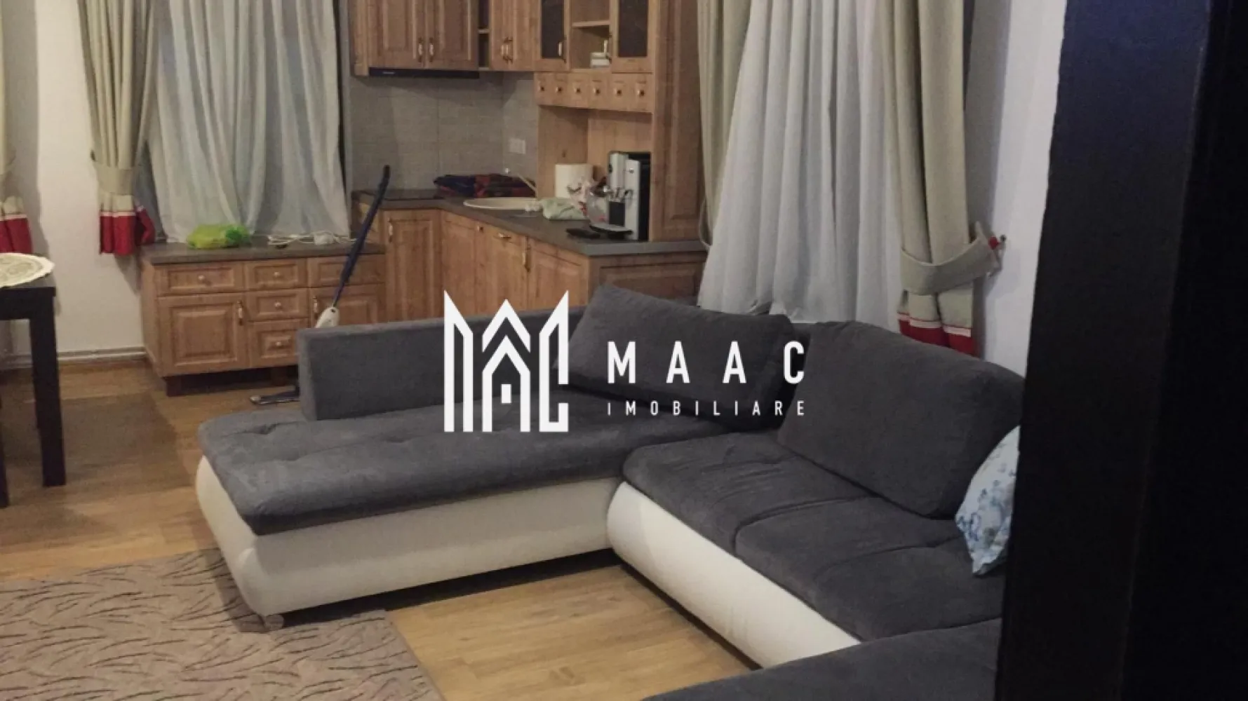Casa 5 Camere | 198MPU | Cisnadioara - MAAC Imobiliare vă propune spre vânzare o casă modernă și complet echipată, situată într-o zonă liniștită din Cisnădioara, ideală atât pentru locuință familială, cât și pentru investiție.

Proprietatea are o suprafață totală de 200 mp, este complet mobilată și utilată, și se distinge prin compartimentarea practică, dotările moderne și posibilitatea de a fi utilizată ca două apartamente independente.

Compartimentare:

Apartament 1:
2 dormitoare
2 băi moderne
Living cu bucătărie open-space
Bucătărie complet echipată (frigider, plită, mașină de spălat vase)
Hol spațios

Apartament 2:
1 dormitor generos
2 băi moderne
Living confortabil
Bucătărie complet echipată (frigider, congelator, plită, mașină de spălat vase)
Hol de acces

Dotări și avantaje:
Panouri solare de 5.2 kW – eficiență energetică sporită
Încălzire pe gaz metan cu instalații noi
Boiler pentru apă caldă
Aer condiționat
Laundry room (spălătorie dedicată cu mașină de spălat și uscător separat)
Garaj carport și atelier
Tâmplărie din lemn solid și finisaje moderne

Pentru mai multe detalii sau pentru a programa o vizionare, vă rugăm să ne contactați.
Specificați ID-ul CP2767910.