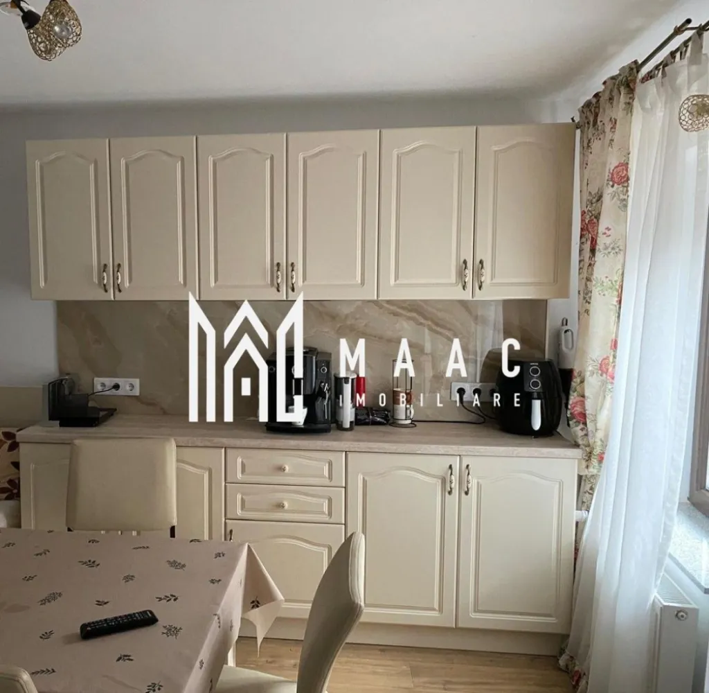 Casa 5 Camere | 198MPU | Cisnadioara - MAAC Imobiliare vă propune spre vânzare o casă modernă și complet echipată, situată într-o zonă liniștită din Cisnădioara, ideală atât pentru locuință familială, cât și pentru investiție.

Proprietatea are o suprafață totală de 200 mp, este complet mobilată și utilată, și se distinge prin compartimentarea practică, dotările moderne și posibilitatea de a fi utilizată ca două apartamente independente.

Compartimentare:

Apartament 1:
2 dormitoare
2 băi moderne
Living cu bucătărie open-space
Bucătărie complet echipată (frigider, plită, mașină de spălat vase)
Hol spațios

Apartament 2:
1 dormitor generos
2 băi moderne
Living confortabil
Bucătărie complet echipată (frigider, congelator, plită, mașină de spălat vase)
Hol de acces

Dotări și avantaje:
Panouri solare de 5.2 kW – eficiență energetică sporită
Încălzire pe gaz metan cu instalații noi
Boiler pentru apă caldă
Aer condiționat
Laundry room (spălătorie dedicată cu mașină de spălat și uscător separat)
Garaj carport și atelier
Tâmplărie din lemn solid și finisaje moderne

Pentru mai multe detalii sau pentru a programa o vizionare, vă rugăm să ne contactați.
Specificați ID-ul CP2767910.