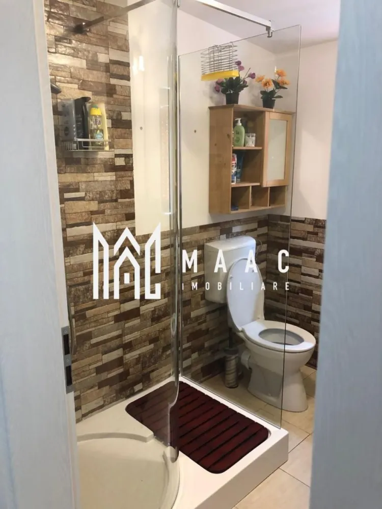 Casa 5 Camere | 198MPU | Cisnadioara - MAAC Imobiliare vă propune spre vânzare o casă modernă și complet echipată, situată într-o zonă liniștită din Cisnădioara, ideală atât pentru locuință familială, cât și pentru investiție.

Proprietatea are o suprafață totală de 200 mp, este complet mobilată și utilată, și se distinge prin compartimentarea practică, dotările moderne și posibilitatea de a fi utilizată ca două apartamente independente.

Compartimentare:

Apartament 1:
2 dormitoare
2 băi moderne
Living cu bucătărie open-space
Bucătărie complet echipată (frigider, plită, mașină de spălat vase)
Hol spațios

Apartament 2:
1 dormitor generos
2 băi moderne
Living confortabil
Bucătărie complet echipată (frigider, congelator, plită, mașină de spălat vase)
Hol de acces

Dotări și avantaje:
Panouri solare de 5.2 kW – eficiență energetică sporită
Încălzire pe gaz metan cu instalații noi
Boiler pentru apă caldă
Aer condiționat
Laundry room (spălătorie dedicată cu mașină de spălat și uscător separat)
Garaj carport și atelier
Tâmplărie din lemn solid și finisaje moderne

Pentru mai multe detalii sau pentru a programa o vizionare, vă rugăm să ne contactați.
Specificați ID-ul CP2767910.
