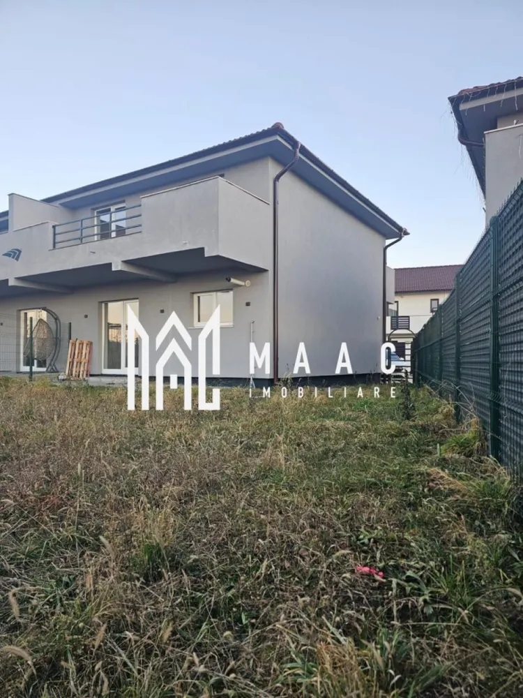 Casă tip duplex | Curte 320 mp | Viile Sibiului - MAAC Imobiliare va propune spre vanzare o casă modernă tip duplex, situată într-o zonă exclusivistă și liniștită din Sibiu – cartierul Viile Sibiului, unde confortul urban se îmbină armonios cu natura și priveliștile spectaculoase. Imobilul are o suprafață utilă de 89 mpu și este amplasat pe un teren de 450 mp, cu o curte libera de 320mp, ideal pentru grădină, zonă de relaxare sau alte amenajări si 2 locuri de parcare amenajate. Compartimentare: - Parterul, conceput ca un spațiu aerisit de tip open-space, living amplu, luminos, cu deschidere către curte, bucătărie modernă, perfect integrată în zona de zi, baie elegantă, cameră generoasă ca suprafață, luminoasă, cu compartimentare practică, perfectă pentru birou sau camera copilului. - Etajul este dedicat zonei private și include: 2 dormitoare spațioase, fiecare cu balcon privat, baie principală cu posibilitate de amenajare premium, dressing generos, gândit pentru un stil de viață exclusivist. Datorită poziționării excelente, locuința beneficiază de lumină naturală din abundență, intimitate și o priveliște panoramică deosebită, oferind un cadru ideal pentru relaxare după o zi agitată. Casa se află în imediata apropiere de: Prima Shopping Center, grădinițe și școli,mijloace de transport în comun,restaurante și magazine. Proprietatea este ideală pentru o familie care își dorește confort, liniște și acces rapid către oraș, într-un cadru modern și bine organizat. Pentru mai multe detalii si programarea unei vizionari va rugam sa specificati ID: CP2875667. }}