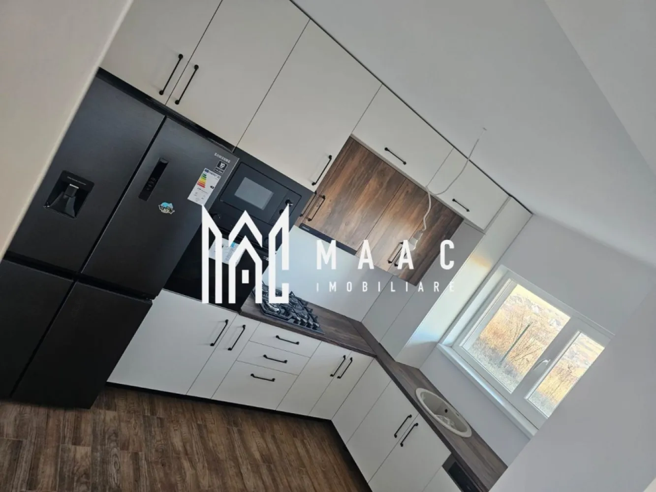 Casă tip duplex | Curte 320 mp | Viile Sibiului - MAAC Imobiliare va propune spre vanzare o casă modernă tip duplex, situată într-o zonă exclusivistă și liniștită din Sibiu – cartierul Viile Sibiului, unde confortul urban se îmbină armonios cu natura și priveliștile spectaculoase. Imobilul are o suprafață utilă de 89 mpu și este amplasat pe un teren de 450 mp, cu o curte libera de 320mp, ideal pentru grădină, zonă de relaxare sau alte amenajări si 2 locuri de parcare amenajate. Compartimentare: - Parterul, conceput ca un spațiu aerisit de tip open-space, living amplu, luminos, cu deschidere către curte, bucătărie modernă, perfect integrată în zona de zi, baie elegantă, cameră generoasă ca suprafață, luminoasă, cu compartimentare practică, perfectă pentru birou sau camera copilului. - Etajul este dedicat zonei private și include: 2 dormitoare spațioase, fiecare cu balcon privat, baie principală cu posibilitate de amenajare premium, dressing generos, gândit pentru un stil de viață exclusivist. Datorită poziționării excelente, locuința beneficiază de lumină naturală din abundență, intimitate și o priveliște panoramică deosebită, oferind un cadru ideal pentru relaxare după o zi agitată. Casa se află în imediata apropiere de: Prima Shopping Center, grădinițe și școli,mijloace de transport în comun,restaurante și magazine. Proprietatea este ideală pentru o familie care își dorește confort, liniște și acces rapid către oraș, într-un cadru modern și bine organizat. Pentru mai multe detalii si programarea unei vizionari va rugam sa specificati ID: CP2875667. }}