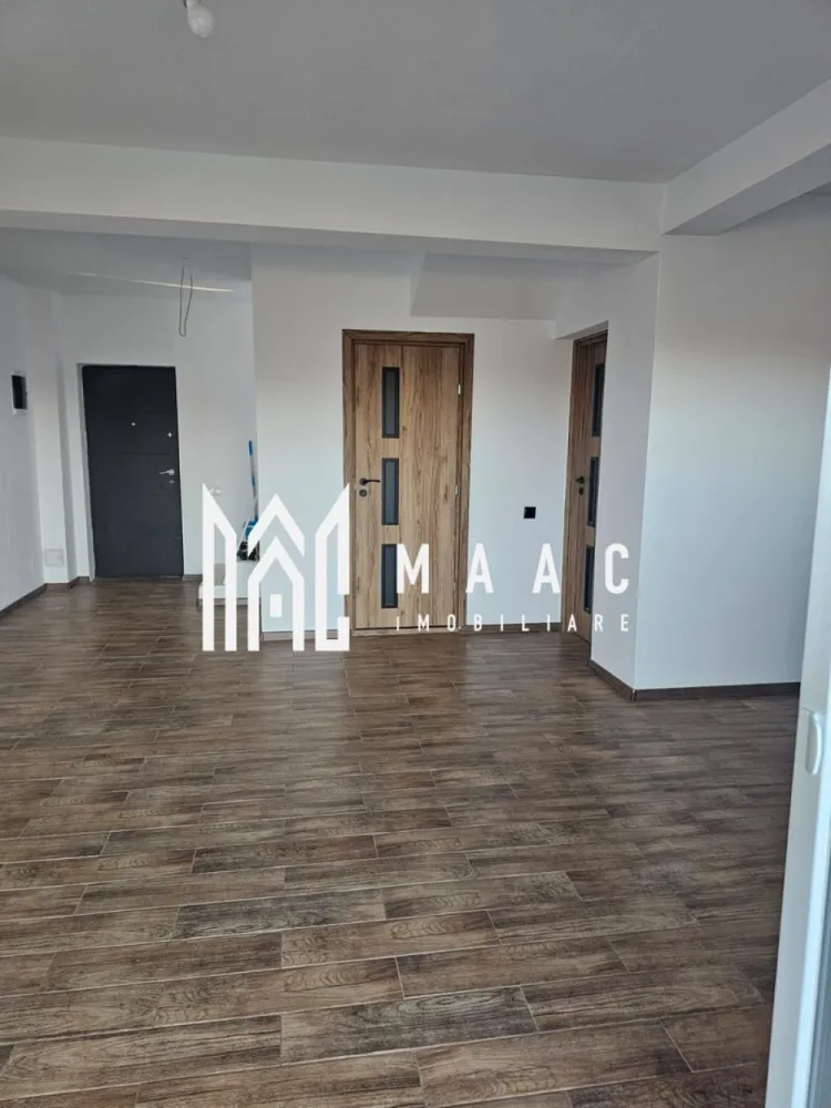 Casă tip duplex | Curte 320 mp | Viile Sibiului - MAAC Imobiliare va propune spre vanzare o casă modernă tip duplex, situată într-o zonă exclusivistă și liniștită din Sibiu – cartierul Viile Sibiului, unde confortul urban se îmbină armonios cu natura și priveliștile spectaculoase. Imobilul are o suprafață utilă de 89 mpu și este amplasat pe un teren de 450 mp, cu o curte libera de 320mp, ideal pentru grădină, zonă de relaxare sau alte amenajări si 2 locuri de parcare amenajate. Compartimentare: - Parterul, conceput ca un spațiu aerisit de tip open-space, living amplu, luminos, cu deschidere către curte, bucătărie modernă, perfect integrată în zona de zi, baie elegantă, cameră generoasă ca suprafață, luminoasă, cu compartimentare practică, perfectă pentru birou sau camera copilului. - Etajul este dedicat zonei private și include: 2 dormitoare spațioase, fiecare cu balcon privat, baie principală cu posibilitate de amenajare premium, dressing generos, gândit pentru un stil de viață exclusivist. Datorită poziționării excelente, locuința beneficiază de lumină naturală din abundență, intimitate și o priveliște panoramică deosebită, oferind un cadru ideal pentru relaxare după o zi agitată. Casa se află în imediata apropiere de: Prima Shopping Center, grădinițe și școli,mijloace de transport în comun,restaurante și magazine. Proprietatea este ideală pentru o familie care își dorește confort, liniște și acces rapid către oraș, într-un cadru modern și bine organizat. Pentru mai multe detalii si programarea unei vizionari va rugam sa specificati ID: CP2875667. }}