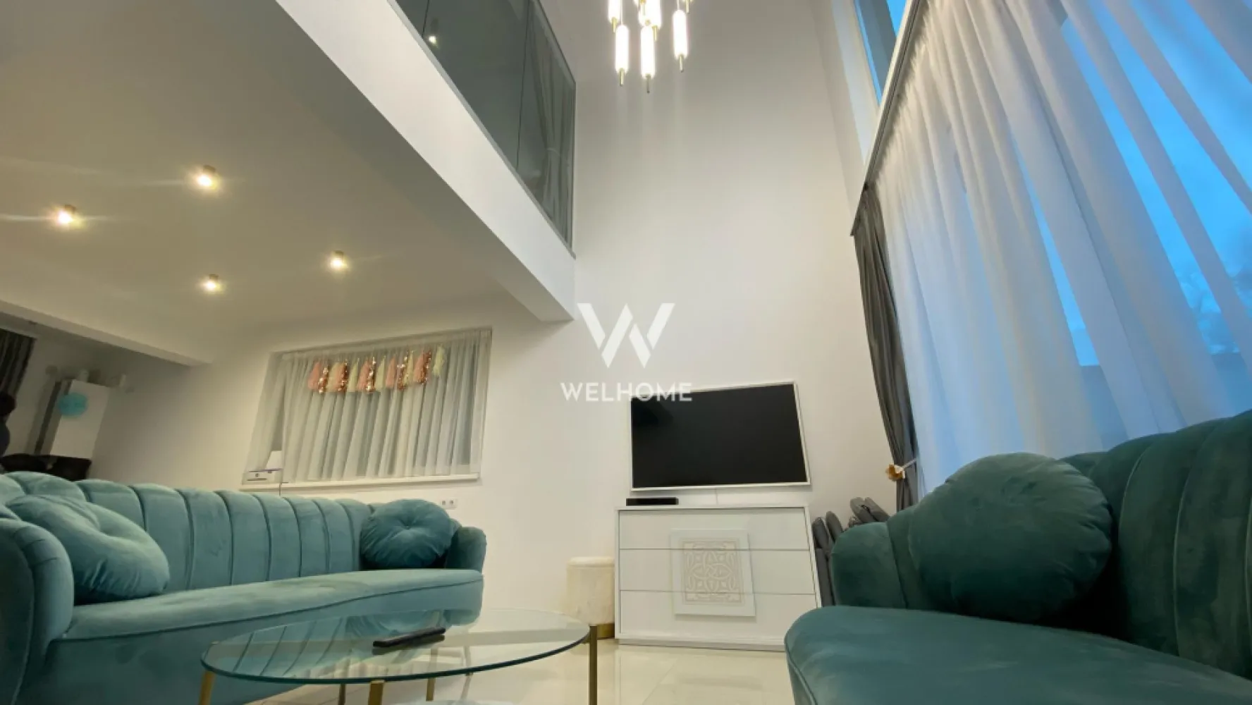 Vila de Lux!!! In inima parcului Sub Arini, Sibiu - Vila individuală, moderna, amenajata lux la cheie, zona Parcului Sub Arini. Suprafata utila 160mp . Vila este dispusa pe 4 nivele, si este compartimentata astfel: *Parter: hol,baie cu dus, spatii de depozitare, birou, bucatarie si dining, curte in fata si spate 60mp cu iesire din living si birou. *Etaj 1 : 2 dormitoare , fiecare cu baie proprie si terasa, dressing si sala spalatorie cu masina de spalat si uscator *Etaj 2 : living cu doua terase , una spre padure si una spre curtea interioara, baie cu cada *Etaj 3 : spatiu de relaxate/birou, baie cu cada , terasa. — 2x intrari separate , una la parter si una la etajul 1 si poate fi compartimentata astfel in 2 apartamente cu cate 3 camere, in cazul in care se achizitioneaza pt investitie cu inchiriere. Se preda complet mobilat si utilat exact ca in poze. Incalzire este realizata prin pardoseala cu centarala proprie, interfon cu video. 2x locuri de parcare, acces in parcare automatizat in curtea interioara. 3x boxe de depozitare. Curte comuna de aprox 150mp Pret 539 000euro. Comision 0% Pentru detalii si vizionari: 0745 99 55 37 Mihai }}