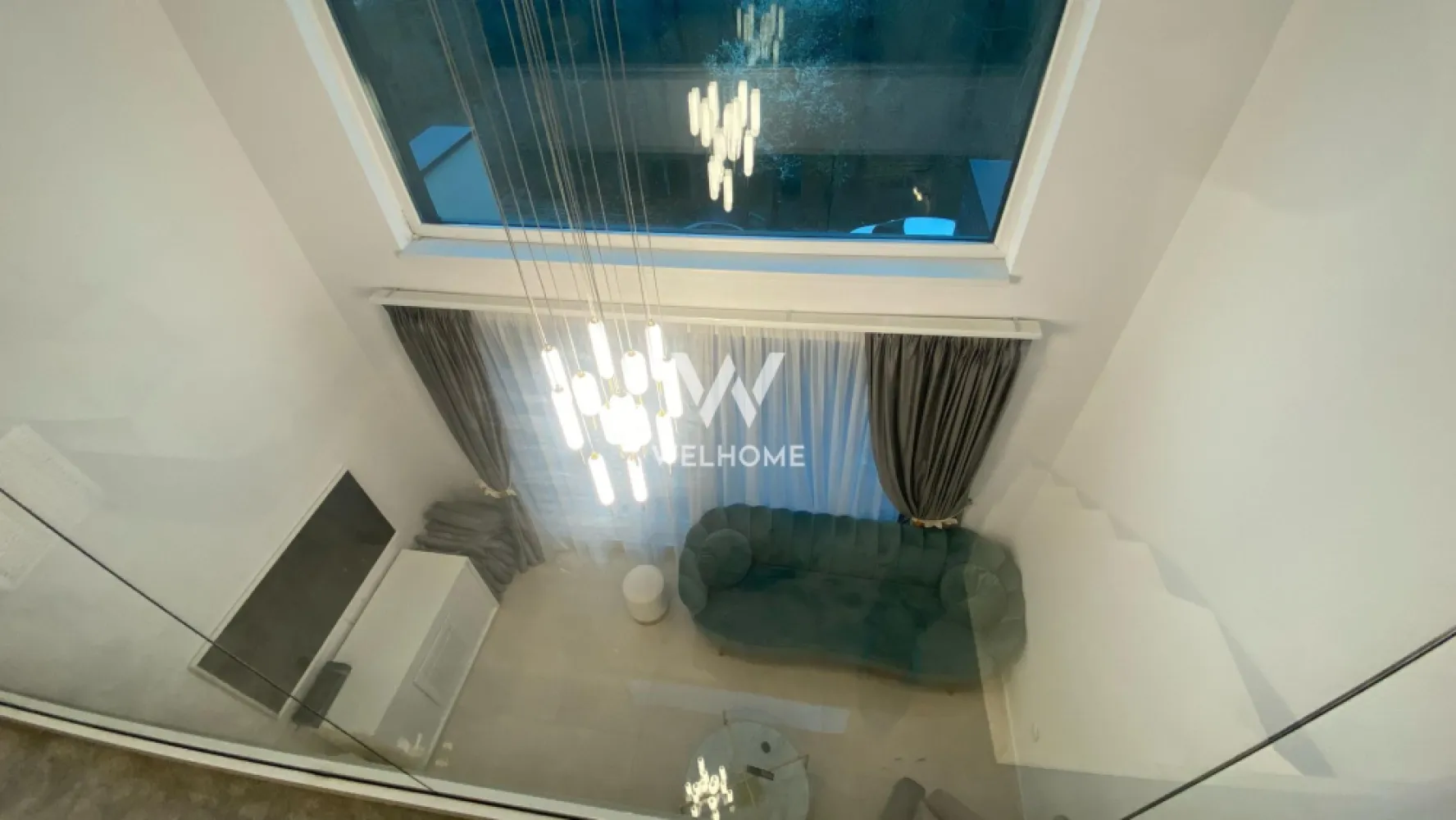 Vila de Lux!!! In inima parcului Sub Arini, Sibiu - Vila individuală, moderna, amenajata lux la cheie, zona Parcului Sub Arini. Suprafata utila 160mp . Vila este dispusa pe 4 nivele, si este compartimentata astfel: *Parter: hol,baie cu dus, spatii de depozitare, birou, bucatarie si dining, curte in fata si spate 60mp cu iesire din living si birou. *Etaj 1 : 2 dormitoare , fiecare cu baie proprie si terasa, dressing si sala spalatorie cu masina de spalat si uscator *Etaj 2 : living cu doua terase , una spre padure si una spre curtea interioara, baie cu cada *Etaj 3 : spatiu de relaxate/birou, baie cu cada , terasa. — 2x intrari separate , una la parter si una la etajul 1 si poate fi compartimentata astfel in 2 apartamente cu cate 3 camere, in cazul in care se achizitioneaza pt investitie cu inchiriere. Se preda complet mobilat si utilat exact ca in poze. Incalzire este realizata prin pardoseala cu centarala proprie, interfon cu video. 2x locuri de parcare, acces in parcare automatizat in curtea interioara. 3x boxe de depozitare. Curte comuna de aprox 150mp Pret 539 000euro. Comision 0% Pentru detalii si vizionari: 0745 99 55 37 Mihai }}