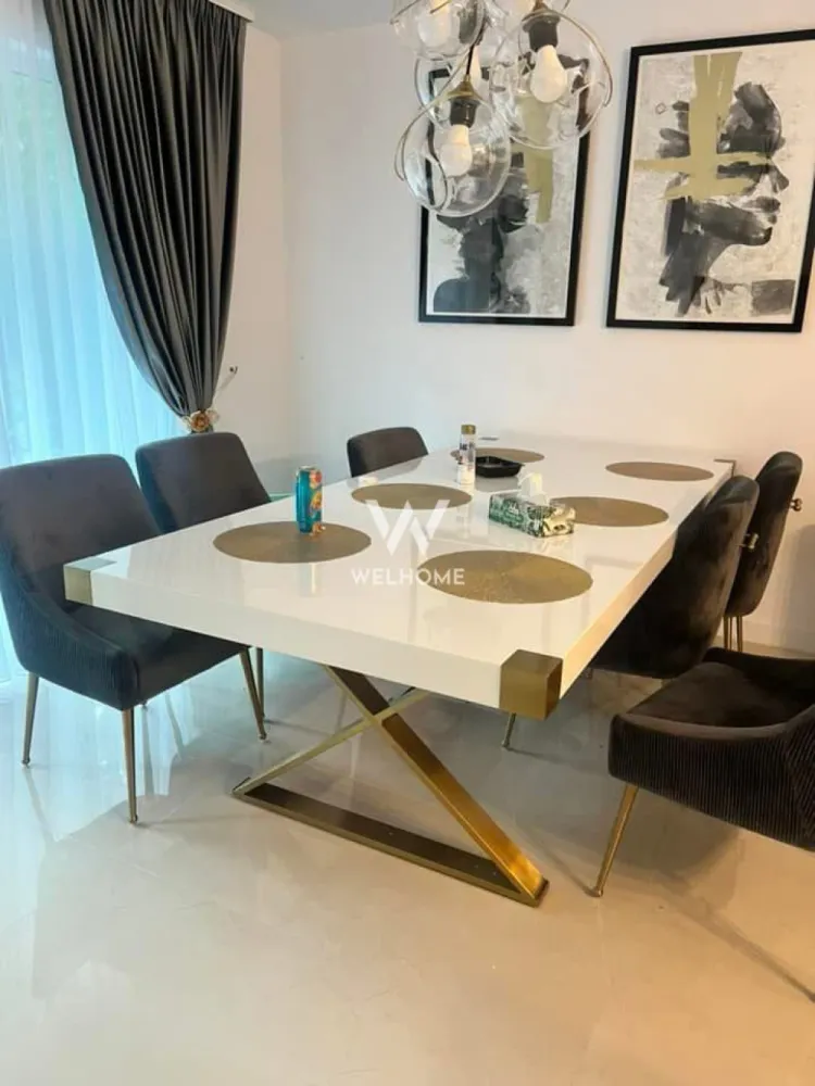 Vila de Lux!!! In inima parcului Sub Arini, Sibiu - Vila individuală, moderna, amenajata lux la cheie, zona Parcului Sub Arini. Suprafata utila 160mp . Vila este dispusa pe 4 nivele, si este compartimentata astfel: *Parter: hol,baie cu dus, spatii de depozitare, birou, bucatarie si dining, curte in fata si spate 60mp cu iesire din living si birou. *Etaj 1 : 2 dormitoare , fiecare cu baie proprie si terasa, dressing si sala spalatorie cu masina de spalat si uscator *Etaj 2 : living cu doua terase , una spre padure si una spre curtea interioara, baie cu cada *Etaj 3 : spatiu de relaxate/birou, baie cu cada , terasa. — 2x intrari separate , una la parter si una la etajul 1 si poate fi compartimentata astfel in 2 apartamente cu cate 3 camere, in cazul in care se achizitioneaza pt investitie cu inchiriere. Se preda complet mobilat si utilat exact ca in poze. Incalzire este realizata prin pardoseala cu centarala proprie, interfon cu video. 2x locuri de parcare, acces in parcare automatizat in curtea interioara. 3x boxe de depozitare. Curte comuna de aprox 150mp Pret 539 000euro. Comision 0% Pentru detalii si vizionari: 0745 99 55 37 Mihai }}