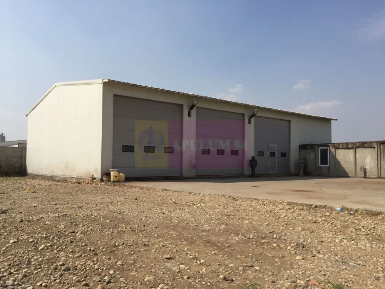 Hala Soseaua Bucuresti- Magurele- planul 2. - Compania imobiliara Apulum 94 va propune spre inchiriere o hala de 330 mp situata pe Soseaua Bucuresti- Magurele, planul 2, in apropiere de Garden Center si Cargus. 
Terenul este imprejmuit, oferind si locuri de parcare. 
Hala are o suprafata de 330 mp, este pretabila pentru service auto si de utilaje, depozitare si curierat, productie si ambalare, distribuire si online, dezmembrari auto, etc. 
Are curent trifazic, gaze, apa si fosa septica- acum se trage si canalizarea. 
Pentru vizionare si alte detalii nu ezitati sa ma contactati pe nr 0733683446- Laura Ionescu.