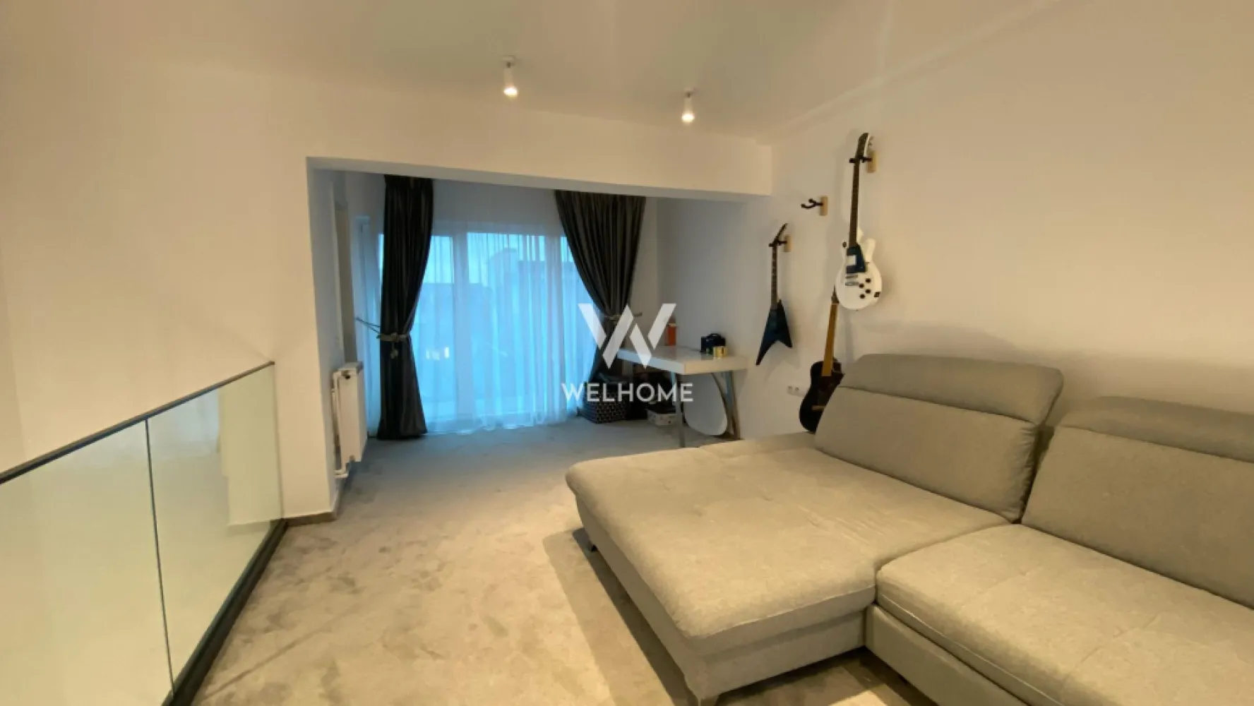 Vila de Lux!!! In inima parcului Sub Arini, Sibiu - Vila individuală, moderna, amenajata lux la cheie, zona Parcului Sub Arini. Suprafata utila 160mp . Vila este dispusa pe 4 nivele, si este compartimentata astfel: *Parter: hol,baie cu dus, spatii de depozitare, birou, bucatarie si dining, curte in fata si spate 60mp cu iesire din living si birou. *Etaj 1 : 2 dormitoare , fiecare cu baie proprie si terasa, dressing si sala spalatorie cu masina de spalat si uscator *Etaj 2 : living cu doua terase , una spre padure si una spre curtea interioara, baie cu cada *Etaj 3 : spatiu de relaxate/birou, baie cu cada , terasa. — 2x intrari separate , una la parter si una la etajul 1 si poate fi compartimentata astfel in 2 apartamente cu cate 3 camere, in cazul in care se achizitioneaza pt investitie cu inchiriere. Se preda complet mobilat si utilat exact ca in poze. Incalzire este realizata prin pardoseala cu centarala proprie, interfon cu video. 2x locuri de parcare, acces in parcare automatizat in curtea interioara. 3x boxe de depozitare. Curte comuna de aprox 150mp Pret 539 000euro. Comision 0% Pentru detalii si vizionari: 0745 99 55 37 Mihai }}