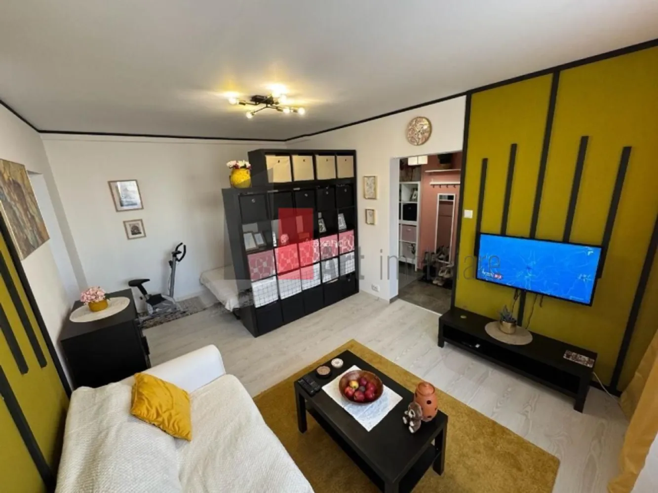 0% Comision, Apartament de vanzare zona Mihalache/Chibrit/Domenii 2 camere - Vânzare Apartament 2 camere – Zona 1 Mai | Bloc Reabilitat | Etaj 7/7 | 2 Debarale

Se oferă spre vânzare un apartament cu 2 camere, semidecomandat, situat în zona 1 Mai, o locație strategică ce oferă acces rapid către centrul Capitalei și zona de nord. Locuința se află la etajul 7 al unui imobil cu 7 niveluri, beneficiind de avantajul lipsei vecinilor de deasupra și de o priveliște degajată.

Proprietatea este foarte bine organizată din punct de vedere al depozitării, dispunând de două debarale generoase. Blocul este reabilitat termic, asigurând un confort sporit atât vara, cât și iarna. Apartamentul se vinde complet mobilat și utilat, fiind pregătit pentru o mutare imediată.

Detalii spațiu:

Suprafață utilă de 46 mp utili la care se adaugă un balcon spațios de 5 mp

Situat la etajul 7 din 7 într-un imobil dotat cu lift

Compartimentare semidecomandată cu spații de depozitare suplimentare (2 debarale)

Bloc reabilitat termic, oferind eficiență energetică și costuri reduse

Complet mobilat și utilat, într-o stare bună de funcționare

Utilități și facilități:

Sistem de încălzire prin rețeaua de termoficare a orașului

Sistem de aer condiționat instalat pentru controlul optim al temperaturii

Toate utilitățile disponibile respectiv apă, gaz, curent și canalizare

Balcon generos de 5 mp, ideal pentru relaxare sau depozitare

Contorizare individuală pentru un management eficient al cheltuielilor

Avantaje:

Localizare premium în zona 1 Mai, aproape de piețe, parcuri și transport în comun

Eficiență termică garantată de reabilitarea recentă a imobilului și a terasei

Compartimentare practică cu multiple spații pentru depozitare

Vedere panoramică și liniște, fiind situat la ultimul etaj

Gata de locuit, fără a necesita investiții majore în mobilier sau electrocasnice

Condiții de vânzare:

Toate documentele necesare vânzării sunt disponibile

Disponibilitate pentru vizionări cu programare prealabilă

Pentru mai multe detalii sau pentru programarea unei vizionări, vă stăm la dispoziție.