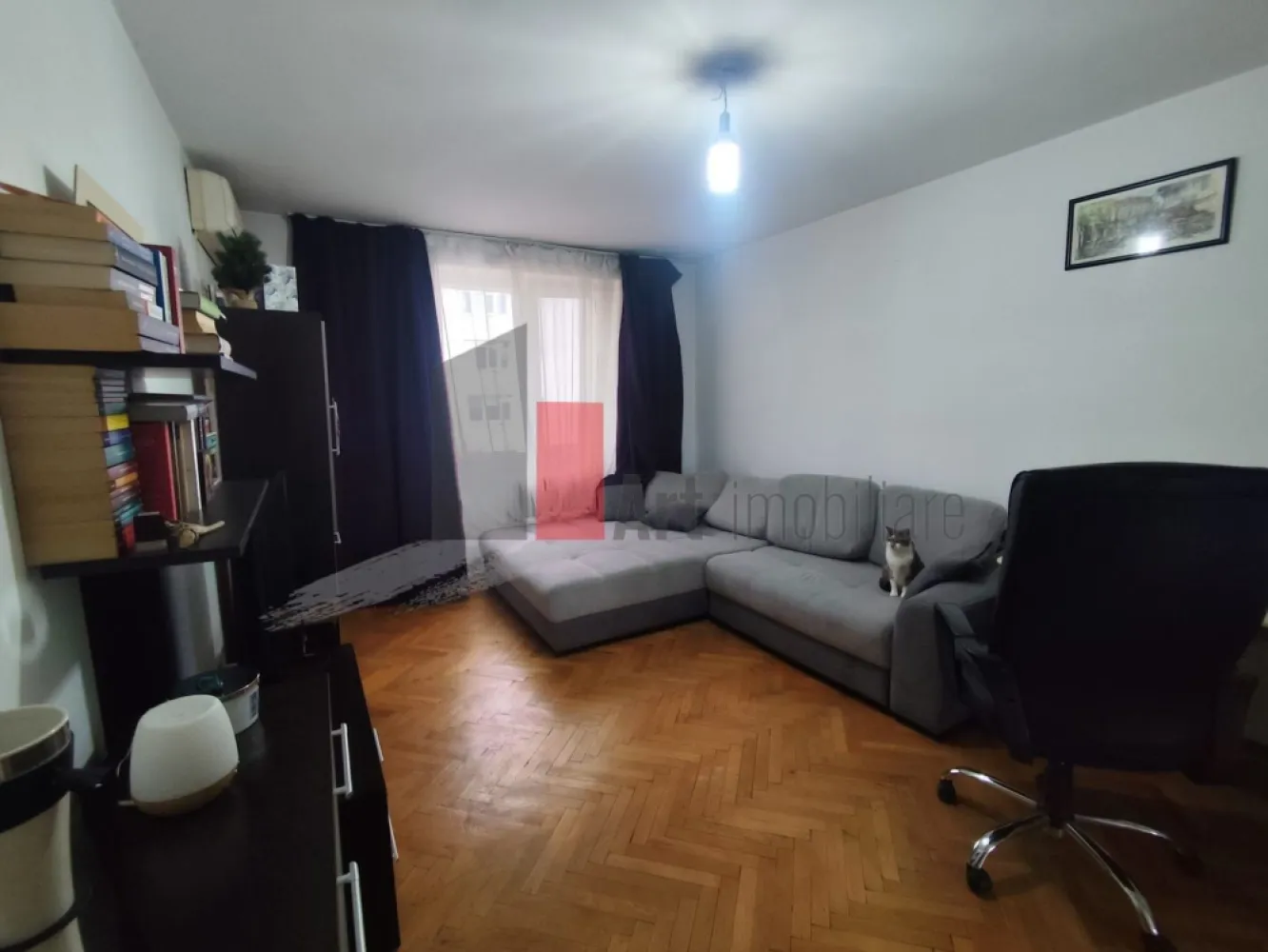0% Comision - Apartament de vanzare in zona Basarabia/Arena Nationala - Apartament 2 camere de vânzare – zonă liniștită | Aproape de Arena Națională | Renovat

Se oferă spre vânzare un apartament de 2 camere, semidecomandat, situat într-o zonă curată și liniștită, retras de la bulevard, ceea ce oferă un plus de confort și intimitate. Proprietatea se află în apropiere de Arena Națională și oferă acces rapid la punctele de interes și mijloacele de transport.

Apartamentul are o suprafață utilă de aproximativ 53 mp și este amplasat la etajul 3 din 4 al unui imobil construit în anul 1969, bloc solid, fără risc seismic, reabilitat termic.

Compartimentare:

Living luminos

Dormitor spațios

Bucătărie închisă

Baie

Hol

Balcon închis

Apartamentul beneficiază de lumină naturală în fiecare cameră, iar poziționarea geamurilor către spatele blocului oferă liniște și confort, ferit de zgomotul bulevardului.

Dotări și facilități:

Apartament cu renovări majore realizate, pregătit pentru utilizare imediată

Complet mobilat

Bloc izolat termic

Încălzire prin sistem de termoficare

Lumină naturală abundentă în fiecare cameră

Loc de parcare disponibil

Avantaje:

Zonă liniștită și verde

Imobil retras de la bulevard, ferit de zgomot

Acces facil către transport public

Stația de metrou Piața Muncii la aproximativ 15–20 minute de mers pe jos

Proximitate față de Arena Națională

Ideal atât pentru locuit, cât și pentru investiție

Alte informații:

Etaj 3 din 4

Nu se percepe comision

Acest apartament reprezintă o alegere excelentă pentru cei care caută un spațiu confortabil, luminos și pregătit pentru mutare imediată, într-o zonă sigură și liniștită, dar cu acces rapid către principalele puncte de interes ale orașului.