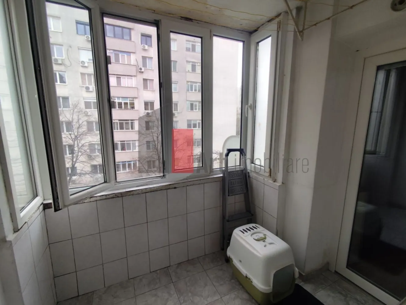 0% Comision - Apartament de vanzare in zona Basarabia/Arena Nationala - Apartament 2 camere de vânzare – zonă liniștită | Aproape de Arena Națională | Renovat

Se oferă spre vânzare un apartament de 2 camere, semidecomandat, situat într-o zonă curată și liniștită, retras de la bulevard, ceea ce oferă un plus de confort și intimitate. Proprietatea se află în apropiere de Arena Națională și oferă acces rapid la punctele de interes și mijloacele de transport.

Apartamentul are o suprafață utilă de aproximativ 53 mp și este amplasat la etajul 3 din 4 al unui imobil construit în anul 1969, bloc solid, fără risc seismic, reabilitat termic.

Compartimentare:

Living luminos

Dormitor spațios

Bucătărie închisă

Baie

Hol

Balcon închis

Apartamentul beneficiază de lumină naturală în fiecare cameră, iar poziționarea geamurilor către spatele blocului oferă liniște și confort, ferit de zgomotul bulevardului.

Dotări și facilități:

Apartament cu renovări majore realizate, pregătit pentru utilizare imediată

Complet mobilat

Bloc izolat termic

Încălzire prin sistem de termoficare

Lumină naturală abundentă în fiecare cameră

Loc de parcare disponibil

Avantaje:

Zonă liniștită și verde

Imobil retras de la bulevard, ferit de zgomot

Acces facil către transport public

Stația de metrou Piața Muncii la aproximativ 15–20 minute de mers pe jos

Proximitate față de Arena Națională

Ideal atât pentru locuit, cât și pentru investiție

Alte informații:

Etaj 3 din 4

Nu se percepe comision

Acest apartament reprezintă o alegere excelentă pentru cei care caută un spațiu confortabil, luminos și pregătit pentru mutare imediată, într-o zonă sigură și liniștită, dar cu acces rapid către principalele puncte de interes ale orașului.