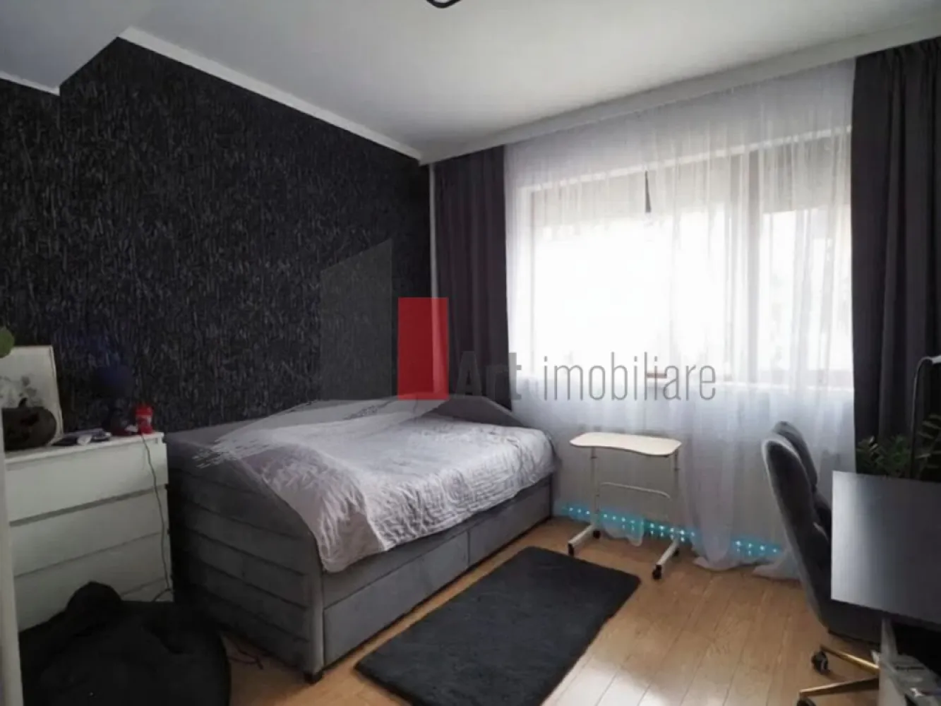 0% Comision, Apartament 2 camere, parter/2, 62mp, Zona Grivita/Ion Mihalache - Vânzare Apartament 2 camere – Zona Grivița / Mihalache | Bloc Nou | Centrală Proprie | Parter

Se oferă spre vânzare un apartament cu 2 camere situat în zona Grivița - Ion Mihalache, o locație deosebită ce îmbină farmecul cartierelor consacrate cu avantajele unei construcții noi. Locuința se află la parterul unui imobil modern cu regim mic de înălțime (P+2), oferind un grad ridicat de intimitate și confort, fiind ideală pentru cei care caută un spațiu generos și sigur.

Proprietatea beneficiază de avantajul major al unei compartimentări decomandate și al unei centrale termice proprii, asigurând independență totală și o organizare eficientă a interiorului. Având o suprafață generoasă de 62 mp, apartamentul reprezintă o oportunitate excelentă atât pentru locuință proprie, cât și pentru activități de birou sau investiție.

Detalii spațiu:

Suprafață utilă de 62 mp, oferind încăperi spațioase și bine luminate

Situat la parterul unui imobil nou cu regim de înălțime redus (2 niveluri)

Compartimentare decomandată ce permite o separare totală a camerelor

Imobil construit recent conform standardelor moderne de siguranță și izolație

Spațiu versatil, potrivit pentru rezidență sau pentru un sediu de firmă elegant

Utilități și facilități:

Sistem de încălzire cu centrală termică proprie pentru un control optim al costurilor

Toate utilitățile disponibile respectiv apă, gaz, curent și canalizare

Finisaje de calitate specifice unei construcții noi

Contorizare individuală completă pentru utilități

Acces facil și securizat în imobil, într-o structură cu puțini locatari

Avantaje:

Localizare premium în zona Grivița - Mihalache, cu acces rapid către centru și nord

Poziționarea la parter oferă acces facil și posibilitatea de utilizare multiplă

Independență termică și eficiență energetică ridicată datorită structurii noi

Suprafață generoasă (62 mp) peste media apartamentelor standard cu 2 camere

Zonă liniștită, cu acces imediat la metrou, parcuri și zone comerciale

Condiții de vânzare:

Disponibilitate pentru vizionări cu programare prealabilă

Toate documentele necesare tranzacției sunt pregătite

Pentru mai multe detalii sau pentru programarea unei vizionări, vă stăm la dispoziție.