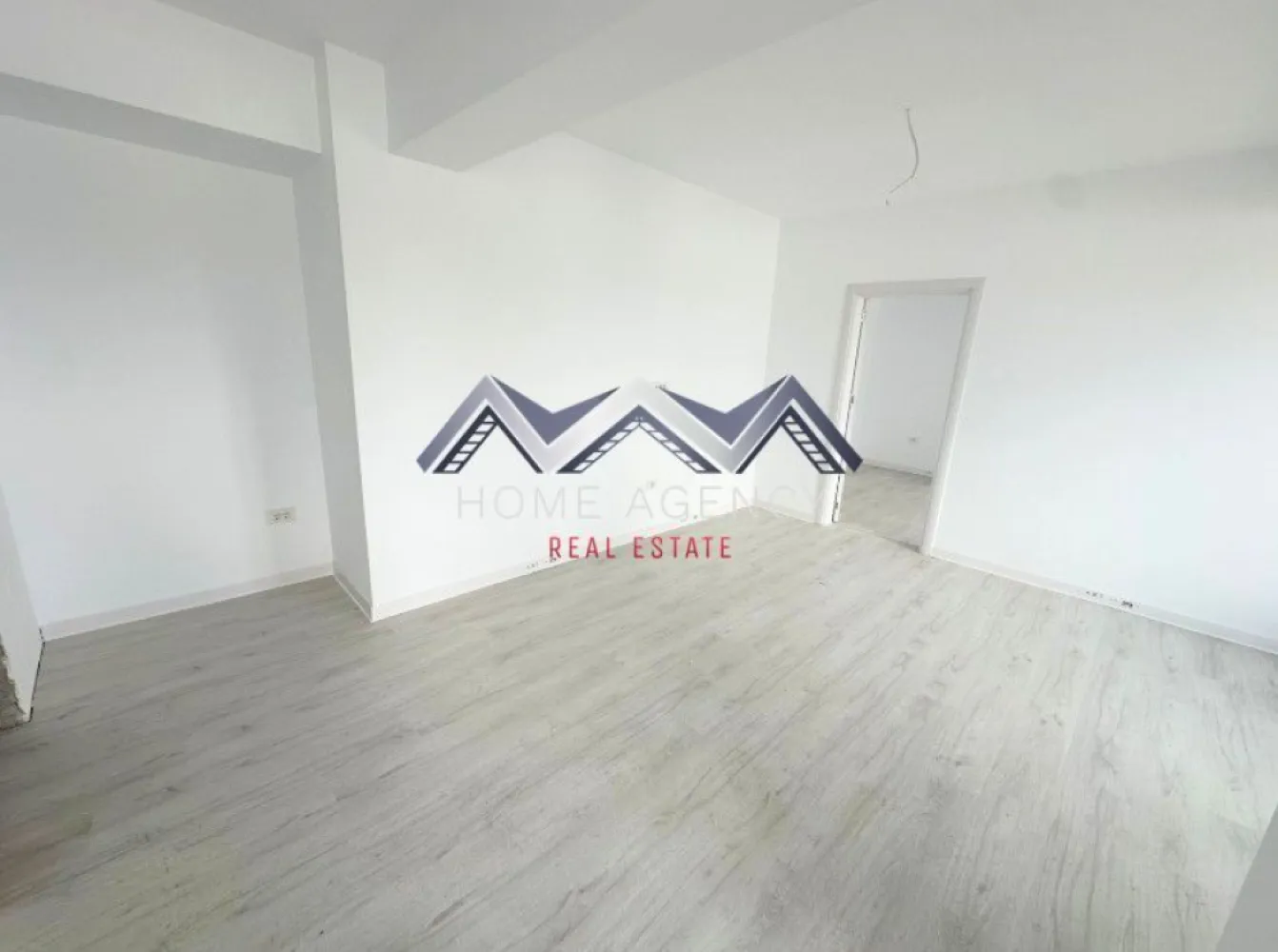 Apartament 2 camere , central Otopeni | Comision 0 | - Vă propunem, spre vânzare, un apartament cu 2 camere, situat în centrul orașului Otopeni, într-un imobil modern (D+P+3). Această locuință combină confortul unui cămin primitor cu funcționalitatea unei investiții inteligente, fiind potrivită atât pentru locuit, cât și pentru închiriere pe termen lung sau regim hotelier (Airbnb, Booking).

Zona în care este amplasat apartamentul oferă liniște și acces rapid la tot ce ai nevoie zilnic: supermarketuri, restaurante, bănci, farmacii, piață și transport public. Conectivitatea este excelentă: DN1, Aeroportul Henri Coandă, Centura București și viitoarea stație de metrou sunt la doar câteva minute.

Compartimentarea imobilului este foarte practică și inteligent gândită. Livingul este luminos, iar bucătăria separată asigură intimitate și confort pentru gătit, în timp ce dormitorul beneficiază de acces spre balcon, creând un colț privat de relaxare. Baia este modern utilată, iar holul de la intrare permite amenajarea unor spatii de depozitare suplimentare. 

Confortul termic este garantat de centrala proprie și sistemul de încălzire în pardoseală, pentru un ambient plăcut. Apartamentul se predă cu finisaje moderne și de calitate superioară – parchet, gresie și faianță – astfel încât noul proprietar să se poată muta imediat.

Toate utilitățile sunt contorizate individual și racordate la rețele publice, iar apartamentul dispune de loc de parcare propriu inclus, un avantaj semnificativ în zona centrală a Otopeniului.

📸 Imaginile sunt reale. Vizionările sunt disponibile oricând, pentru a evalua calitatea construcției. Prețul afișat este final, include TVA 21% .

Nu rata oportunitatea de a locui sau investi într-un apartament modern, într-o zonă centrală, accesibilă și bine conectată. Programează acum o vizionare!