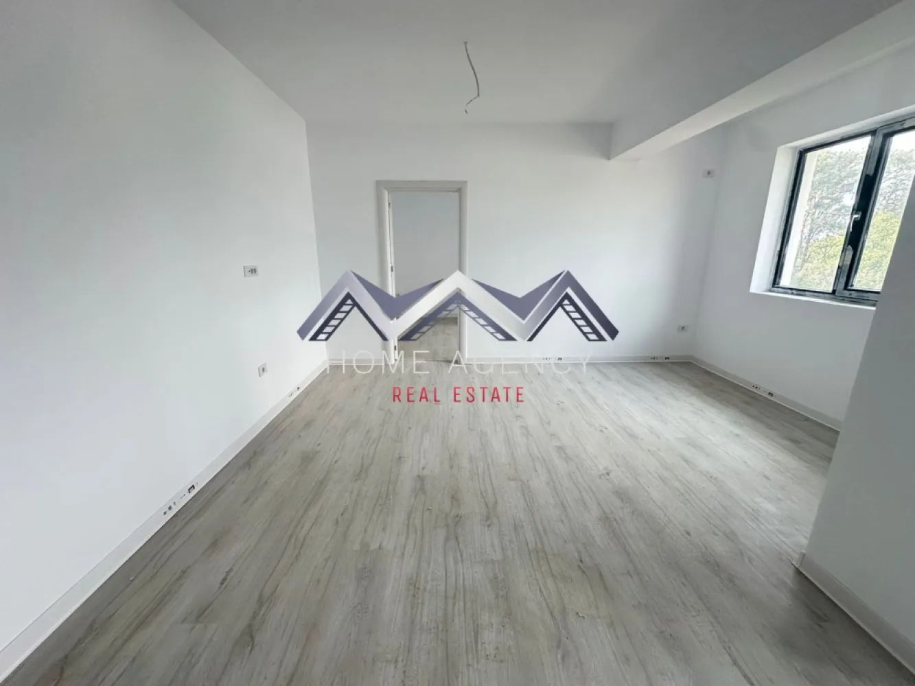 Apartament 2 camere , central Otopeni | Comision 0 | - Vă propunem, spre vânzare, un apartament cu 2 camere, situat în centrul orașului Otopeni, într-un imobil modern (D+P+3). Această locuință combină confortul unui cămin primitor cu funcționalitatea unei investiții inteligente, fiind potrivită atât pentru locuit, cât și pentru închiriere pe termen lung sau regim hotelier (Airbnb, Booking).

Zona în care este amplasat apartamentul oferă liniște și acces rapid la tot ce ai nevoie zilnic: supermarketuri, restaurante, bănci, farmacii, piață și transport public. Conectivitatea este excelentă: DN1, Aeroportul Henri Coandă, Centura București și viitoarea stație de metrou sunt la doar câteva minute.

Compartimentarea imobilului este foarte practică și inteligent gândită. Livingul este luminos, iar bucătăria separată asigură intimitate și confort pentru gătit, în timp ce dormitorul beneficiază de acces spre balcon, creând un colț privat de relaxare. Baia este modern utilată, iar holul de la intrare permite amenajarea unor spatii de depozitare suplimentare. 

Confortul termic este garantat de centrala proprie și sistemul de încălzire în pardoseală, pentru un ambient plăcut. Apartamentul se predă cu finisaje moderne și de calitate superioară – parchet, gresie și faianță – astfel încât noul proprietar să se poată muta imediat.

Toate utilitățile sunt contorizate individual și racordate la rețele publice, iar apartamentul dispune de loc de parcare propriu inclus, un avantaj semnificativ în zona centrală a Otopeniului.

📸 Imaginile sunt reale. Vizionările sunt disponibile oricând, pentru a evalua calitatea construcției. Prețul afișat este final, include TVA 21% .

Nu rata oportunitatea de a locui sau investi într-un apartament modern, într-o zonă centrală, accesibilă și bine conectată. Programează acum o vizionare!