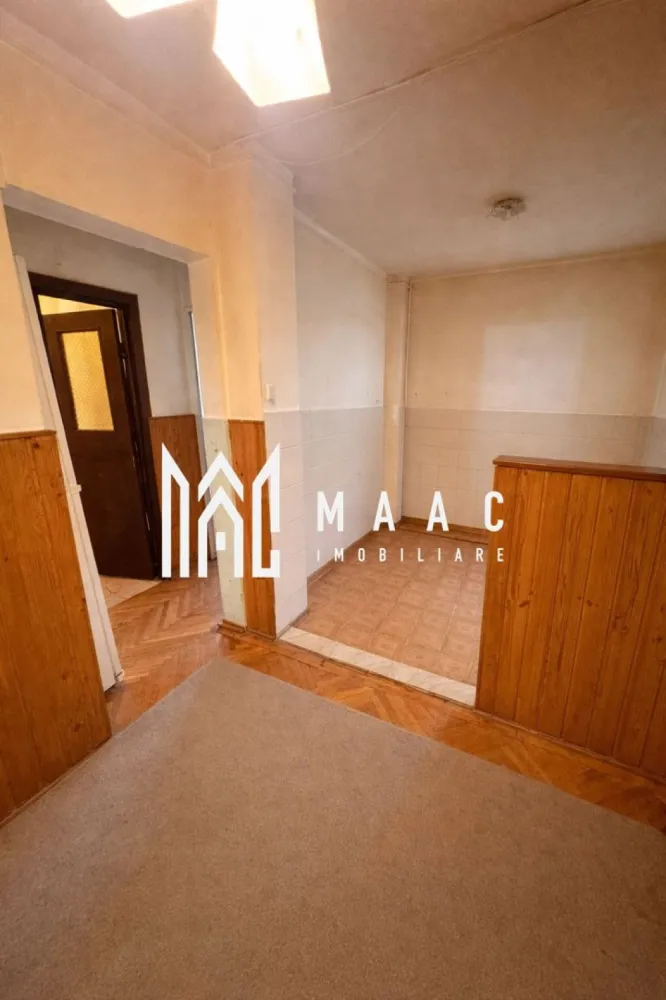 Apartament 2 Camere I Decomandat I Etajul 1 I Siretului - MAAC Imobiliare vă propune spre vânzare un apartament cu 2 camere, decomandat, situat la etajul 1, în zona Siretului din Sibiu, o locație apreciată pentru liniște și accesibilitate. Locuința are o suprafață utilă de 48 mp și beneficiază de orientare sudică, oferind lumină naturală pe tot parcursul zilei.

Apartamentul se vinde nemobilat și este disponibil imediat, însă reprezintă și o oportunitate excelentă pentru cei care doresc să îl renoveze și să îl amenajeze după propriul gust. Compartimentarea decomandată asigură confort și intimitate, fiind ideal atât pentru locuit, cât și pentru investiție.

Zona este una foarte liniștită, cu acces rapid către parc, grădinițe, școli și magazine, având toate facilitățile necesare în imediata apropiere.

Pt mai multe detalii precizați ca ați văzut anunțul cu ID CP3047314