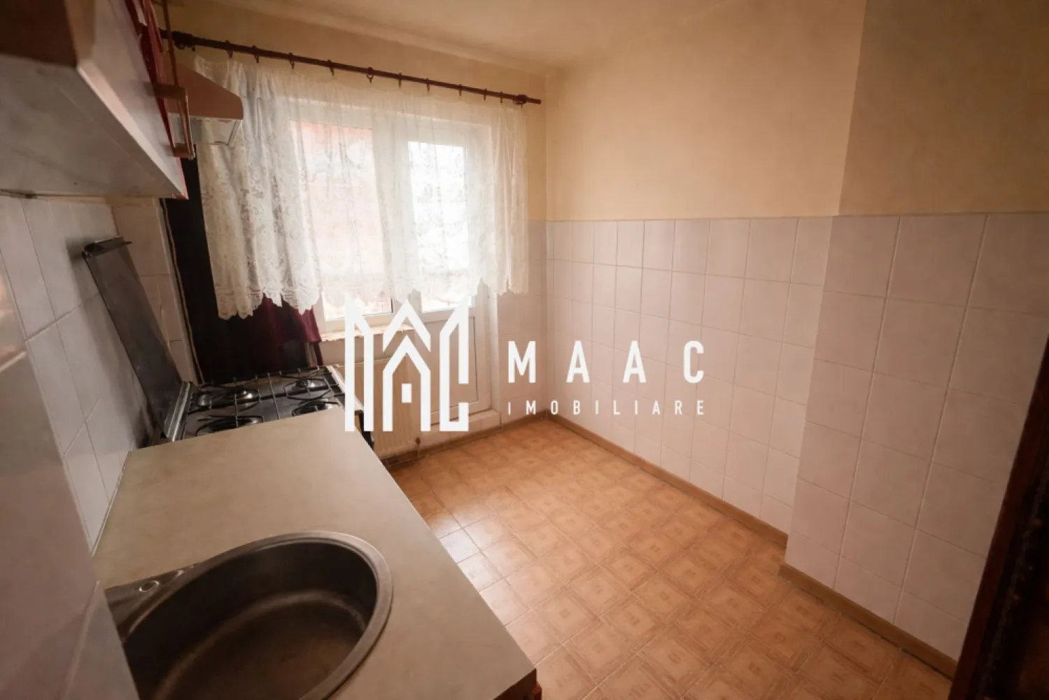 Apartament 2 Camere I Decomandat I Etajul 1 I Siretului - MAAC Imobiliare vă propune spre vânzare un apartament cu 2 camere, decomandat, situat la etajul 1, în zona Siretului din Sibiu, o locație apreciată pentru liniște și accesibilitate. Locuința are o suprafață utilă de 48 mp și beneficiază de orientare sudică, oferind lumină naturală pe tot parcursul zilei.

Apartamentul se vinde nemobilat și este disponibil imediat, însă reprezintă și o oportunitate excelentă pentru cei care doresc să îl renoveze și să îl amenajeze după propriul gust. Compartimentarea decomandată asigură confort și intimitate, fiind ideal atât pentru locuit, cât și pentru investiție.

Zona este una foarte liniștită, cu acces rapid către parc, grădinițe, școli și magazine, având toate facilitățile necesare în imediata apropiere.

Pt mai multe detalii precizați ca ați văzut anunțul cu ID CP3047314