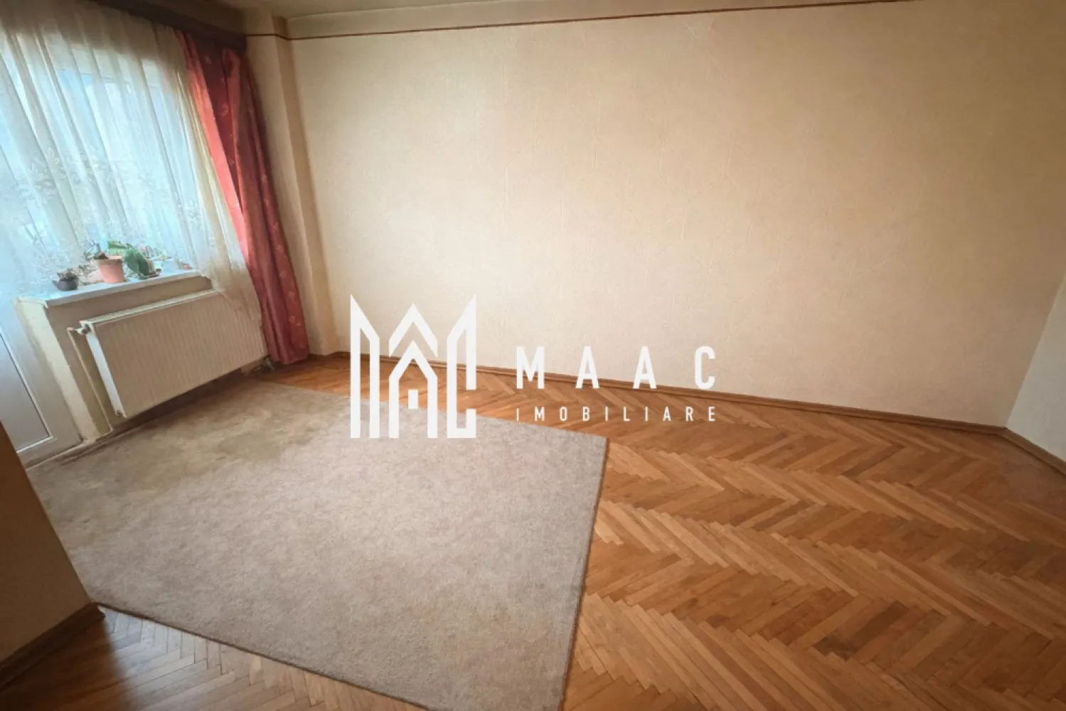 Apartament 2 Camere I Decomandat I Etajul 1 I Siretului - MAAC Imobiliare vă propune spre vânzare un apartament cu 2 camere, decomandat, situat la etajul 1, în zona Siretului din Sibiu, o locație apreciată pentru liniște și accesibilitate. Locuința are o suprafață utilă de 48 mp și beneficiază de orientare sudică, oferind lumină naturală pe tot parcursul zilei.

Apartamentul se vinde nemobilat și este disponibil imediat, însă reprezintă și o oportunitate excelentă pentru cei care doresc să îl renoveze și să îl amenajeze după propriul gust. Compartimentarea decomandată asigură confort și intimitate, fiind ideal atât pentru locuit, cât și pentru investiție.

Zona este una foarte liniștită, cu acces rapid către parc, grădinițe, școli și magazine, având toate facilitățile necesare în imediata apropiere.

Pt mai multe detalii precizați ca ați văzut anunțul cu ID CP3047314