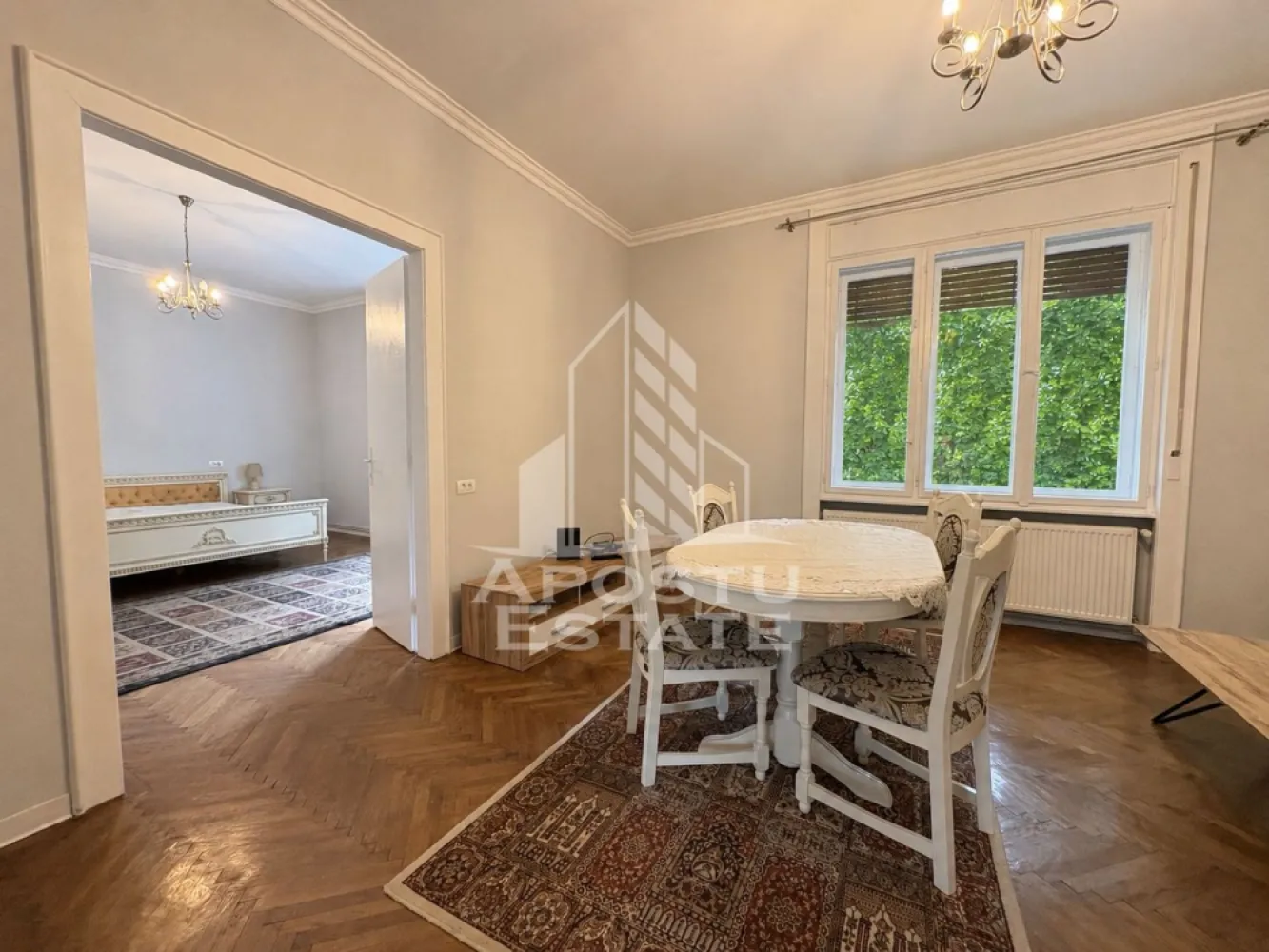 Apartament 3 camere, etaj 1, renovat in Timisoara zona Balcescu. - Apostu Estate oferă spre vânzare un apartament spațios și versatil, situat la etajul 1 din 3, foarte aproape de biserica din Bălcescu, Timisoara
Având o suprafață utilă generoasă de 100 mp utili acesta este ideal pentru cei care caută un spațiu personalizabil într-o zonă căutată și liniștită.

Compartimentarea apartamentului este realizată astfel:

- Hol de acces
- Cameră
- Cameră
- Baie cu geam pentru aerisire
- WC de serviciu cu geam pentru aerisire
- Bucătărie inchisa
- Cameră pentru alimente
- Cameră
- Vestibul 
- Verandă închisă, prevăzută cu geamuri termopan

În plus, apartamentul include și o boxă proprie de 5 mp utili situata in curtea imobilului.

Printre îmbunătățirile deja existente se numără: centrală proprie pe gaz, aer condiționat și veranda închisă cu geamuri termopan, instalatia electrica si cea sanitara a fost schimbata in urma cu 5 ani. Ultima renovare adusa apartamentului a fost realizata in urma cu 5 ani. 
Apartamentul impresionează prin tavanele înalte și ferestrele mari, conferindu-i un aer clasic și o atmosferă ce amintește de confortul unei case.
Pretul solicitata de proprietar este negociabil.
Vă așteptăm cu drag la vizionare pentru a descoperi toate avantajele acestui apartament spațios și plin de potențial!