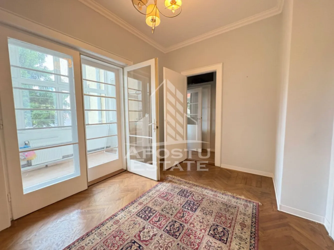 Apartament 3 camere, etaj 1, renovat in Timisoara zona Balcescu. - Apostu Estate oferă spre vânzare un apartament spațios și versatil, situat la etajul 1 din 3, foarte aproape de biserica din Bălcescu, Timisoara
Având o suprafață utilă generoasă de 100 mp utili acesta este ideal pentru cei care caută un spațiu personalizabil într-o zonă căutată și liniștită.

Compartimentarea apartamentului este realizată astfel:

- Hol de acces
- Cameră
- Cameră
- Baie cu geam pentru aerisire
- WC de serviciu cu geam pentru aerisire
- Bucătărie inchisa
- Cameră pentru alimente
- Cameră
- Vestibul 
- Verandă închisă, prevăzută cu geamuri termopan

În plus, apartamentul include și o boxă proprie de 5 mp utili situata in curtea imobilului.

Printre îmbunătățirile deja existente se numără: centrală proprie pe gaz, aer condiționat și veranda închisă cu geamuri termopan, instalatia electrica si cea sanitara a fost schimbata in urma cu 5 ani. Ultima renovare adusa apartamentului a fost realizata in urma cu 5 ani. 
Apartamentul impresionează prin tavanele înalte și ferestrele mari, conferindu-i un aer clasic și o atmosferă ce amintește de confortul unei case.
Pretul solicitata de proprietar este negociabil.
Vă așteptăm cu drag la vizionare pentru a descoperi toate avantajele acestui apartament spațios și plin de potențial!