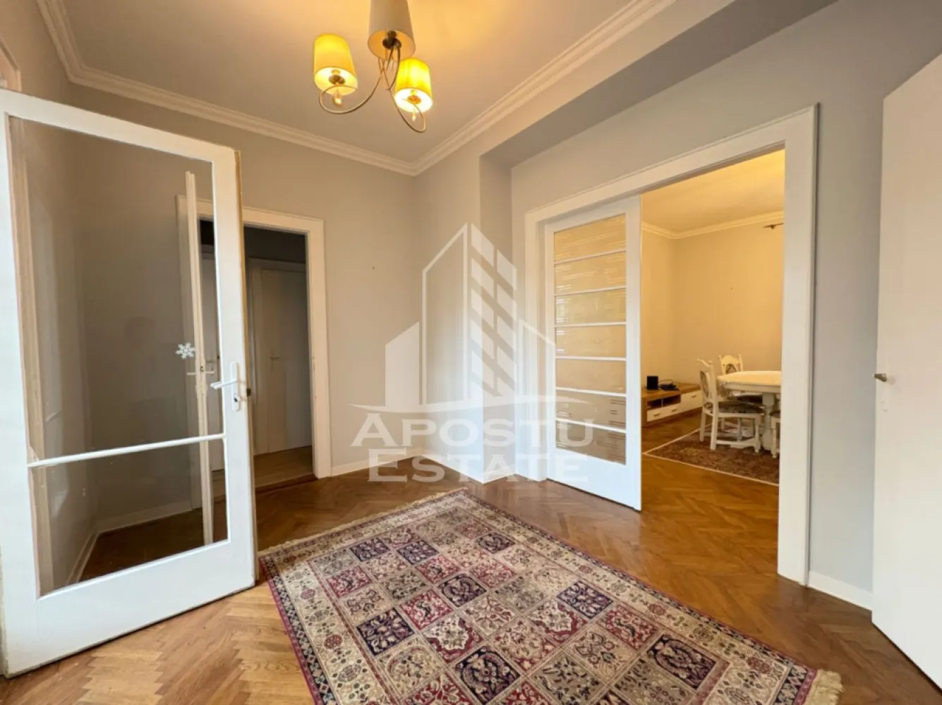 Apartament 3 camere, etaj 1, renovat in Timisoara zona Balcescu. - Apostu Estate oferă spre vânzare un apartament spațios și versatil, situat la etajul 1 din 3, foarte aproape de biserica din Bălcescu, Timisoara
Având o suprafață utilă generoasă de 100 mp utili acesta este ideal pentru cei care caută un spațiu personalizabil într-o zonă căutată și liniștită.

Compartimentarea apartamentului este realizată astfel:

- Hol de acces
- Cameră
- Cameră
- Baie cu geam pentru aerisire
- WC de serviciu cu geam pentru aerisire
- Bucătărie inchisa
- Cameră pentru alimente
- Cameră
- Vestibul 
- Verandă închisă, prevăzută cu geamuri termopan

În plus, apartamentul include și o boxă proprie de 5 mp utili situata in curtea imobilului.

Printre îmbunătățirile deja existente se numără: centrală proprie pe gaz, aer condiționat și veranda închisă cu geamuri termopan, instalatia electrica si cea sanitara a fost schimbata in urma cu 5 ani. Ultima renovare adusa apartamentului a fost realizata in urma cu 5 ani. 
Apartamentul impresionează prin tavanele înalte și ferestrele mari, conferindu-i un aer clasic și o atmosferă ce amintește de confortul unei case.
Pretul solicitata de proprietar este negociabil.
Vă așteptăm cu drag la vizionare pentru a descoperi toate avantajele acestui apartament spațios și plin de potențial!