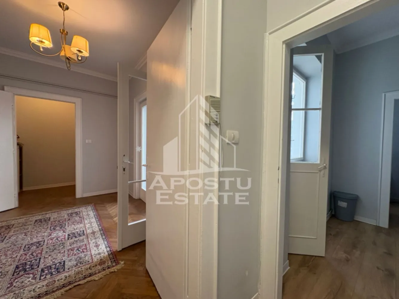 Apartament 3 camere, etaj 1, renovat in Timisoara zona Balcescu. - Apostu Estate oferă spre vânzare un apartament spațios și versatil, situat la etajul 1 din 3, foarte aproape de biserica din Bălcescu, Timisoara
Având o suprafață utilă generoasă de 100 mp utili acesta este ideal pentru cei care caută un spațiu personalizabil într-o zonă căutată și liniștită.

Compartimentarea apartamentului este realizată astfel:

- Hol de acces
- Cameră
- Cameră
- Baie cu geam pentru aerisire
- WC de serviciu cu geam pentru aerisire
- Bucătărie inchisa
- Cameră pentru alimente
- Cameră
- Vestibul 
- Verandă închisă, prevăzută cu geamuri termopan

În plus, apartamentul include și o boxă proprie de 5 mp utili situata in curtea imobilului.

Printre îmbunătățirile deja existente se numără: centrală proprie pe gaz, aer condiționat și veranda închisă cu geamuri termopan, instalatia electrica si cea sanitara a fost schimbata in urma cu 5 ani. Ultima renovare adusa apartamentului a fost realizata in urma cu 5 ani. 
Apartamentul impresionează prin tavanele înalte și ferestrele mari, conferindu-i un aer clasic și o atmosferă ce amintește de confortul unei case.
Pretul solicitata de proprietar este negociabil.
Vă așteptăm cu drag la vizionare pentru a descoperi toate avantajele acestui apartament spațios și plin de potențial!