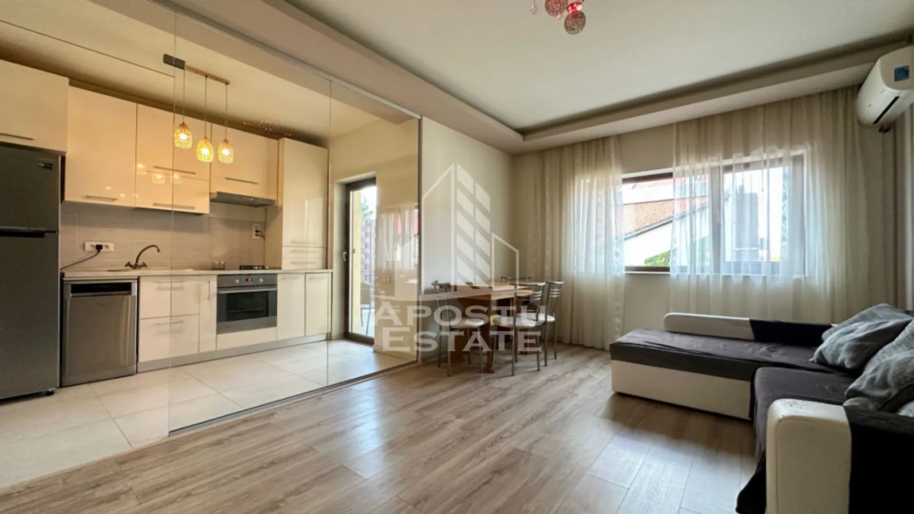 Apartament de vanzare cu 3 camere, etajul intai, Dumbravita - APOSTU ESTATE va propune spre vanzare un apartament modern cu 3 camere, situat in Dumbravita, in apropiere de Lidl, intr-un imobil construit in anul 2015.

Apartamentul este amplasat la etajul 1, oferind un echilibru ideal intre confort, accesibilitate si intimitate, fiind potrivit atat pentru locuit, cat si pentru investitie.

Proprietatea beneficiaza de o compartimentare eficienta si functionala, gandita pentru confortul zilnic:

Hol de acces
Living spatios
Bucatarie separata de living printr-un perete de sticla
2 dormitoare
Baie
Terasa acoperita de 14 mp, cu acces direct din bucatarie

Apartamentul se vinde complet mobilat si utilat, fiind pregatit pentru mutare imediata. Mobilierul si electrocasnicele sunt atent alese pentru a oferi un ambient modern si practic.

In pret este inclus si un loc de parcare, un avantaj important pentru viitorii proprietari.

Imobilul ofera finisaje de calitate si un ambient placut, intr-o zona apreciata din Dumbravita, cu acces facil catre magazine, scoli si puncte de interes.

Agentia imobiliara Apostu Estate va ofera consultanta si solutii financiare prin colaboratorii nostri.

Va invitam cu drag la o vizionare!
CP3094052