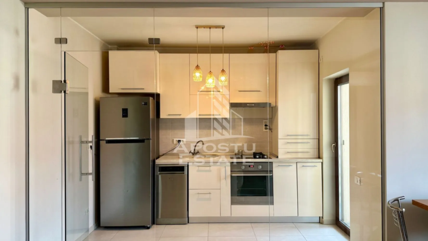 Apartament de vanzare cu 3 camere, etajul intai, Dumbravita - APOSTU ESTATE va propune spre vanzare un apartament modern cu 3 camere, situat in Dumbravita, in apropiere de Lidl, intr-un imobil construit in anul 2015.

Apartamentul este amplasat la etajul 1, oferind un echilibru ideal intre confort, accesibilitate si intimitate, fiind potrivit atat pentru locuit, cat si pentru investitie.

Proprietatea beneficiaza de o compartimentare eficienta si functionala, gandita pentru confortul zilnic:

Hol de acces
Living spatios
Bucatarie separata de living printr-un perete de sticla
2 dormitoare
Baie
Terasa acoperita de 14 mp, cu acces direct din bucatarie

Apartamentul se vinde complet mobilat si utilat, fiind pregatit pentru mutare imediata. Mobilierul si electrocasnicele sunt atent alese pentru a oferi un ambient modern si practic.

In pret este inclus si un loc de parcare, un avantaj important pentru viitorii proprietari.

Imobilul ofera finisaje de calitate si un ambient placut, intr-o zona apreciata din Dumbravita, cu acces facil catre magazine, scoli si puncte de interes.

Agentia imobiliara Apostu Estate va ofera consultanta si solutii financiare prin colaboratorii nostri.

Va invitam cu drag la o vizionare!
CP3094052