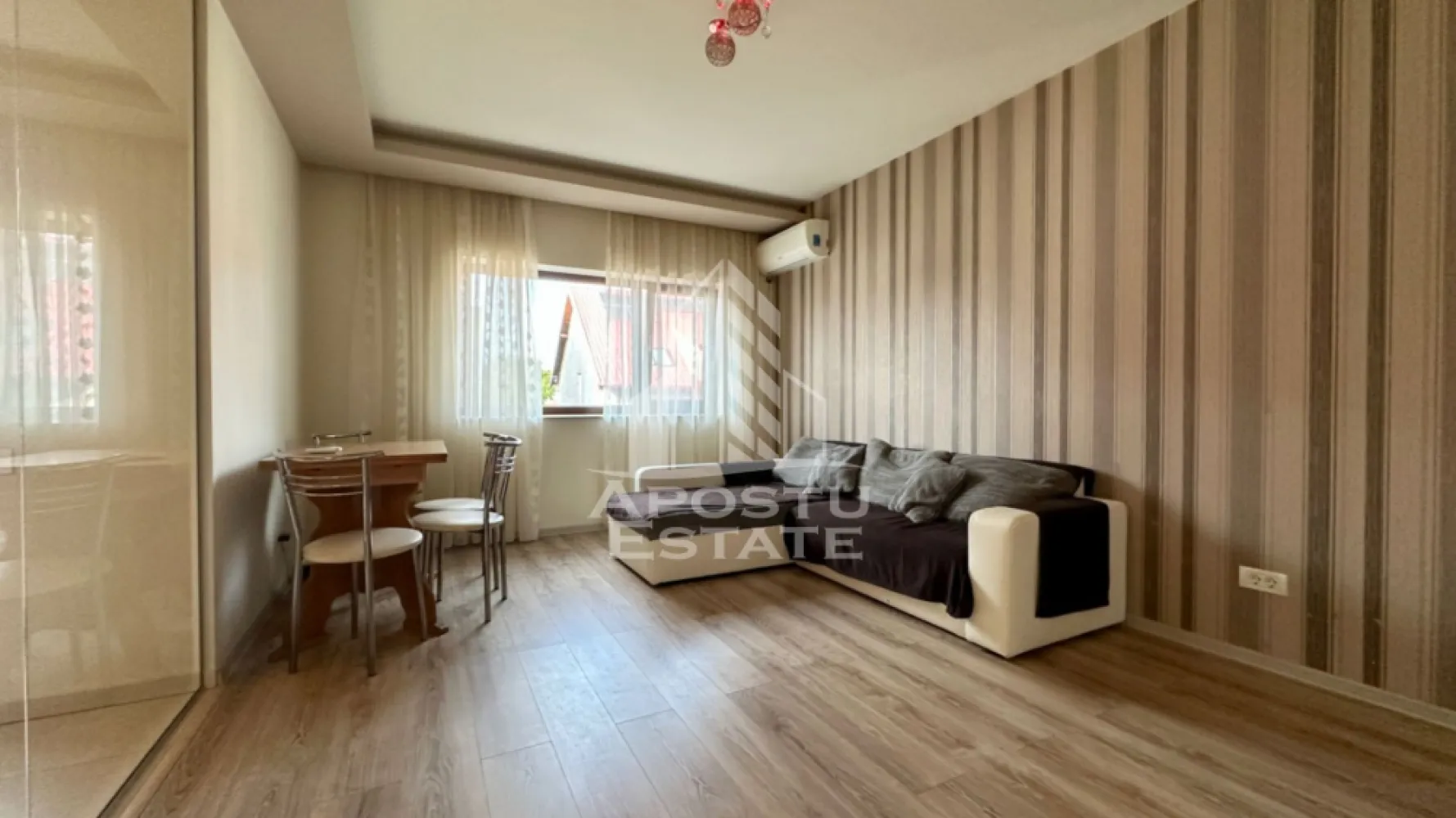 Apartament de vanzare cu 3 camere, etajul intai, Dumbravita - APOSTU ESTATE va propune spre vanzare un apartament modern cu 3 camere, situat in Dumbravita, in apropiere de Lidl, intr-un imobil construit in anul 2015.

Apartamentul este amplasat la etajul 1, oferind un echilibru ideal intre confort, accesibilitate si intimitate, fiind potrivit atat pentru locuit, cat si pentru investitie.

Proprietatea beneficiaza de o compartimentare eficienta si functionala, gandita pentru confortul zilnic:

Hol de acces
Living spatios
Bucatarie separata de living printr-un perete de sticla
2 dormitoare
Baie
Terasa acoperita de 14 mp, cu acces direct din bucatarie

Apartamentul se vinde complet mobilat si utilat, fiind pregatit pentru mutare imediata. Mobilierul si electrocasnicele sunt atent alese pentru a oferi un ambient modern si practic.

In pret este inclus si un loc de parcare, un avantaj important pentru viitorii proprietari.

Imobilul ofera finisaje de calitate si un ambient placut, intr-o zona apreciata din Dumbravita, cu acces facil catre magazine, scoli si puncte de interes.

Agentia imobiliara Apostu Estate va ofera consultanta si solutii financiare prin colaboratorii nostri.

Va invitam cu drag la o vizionare!
CP3094052