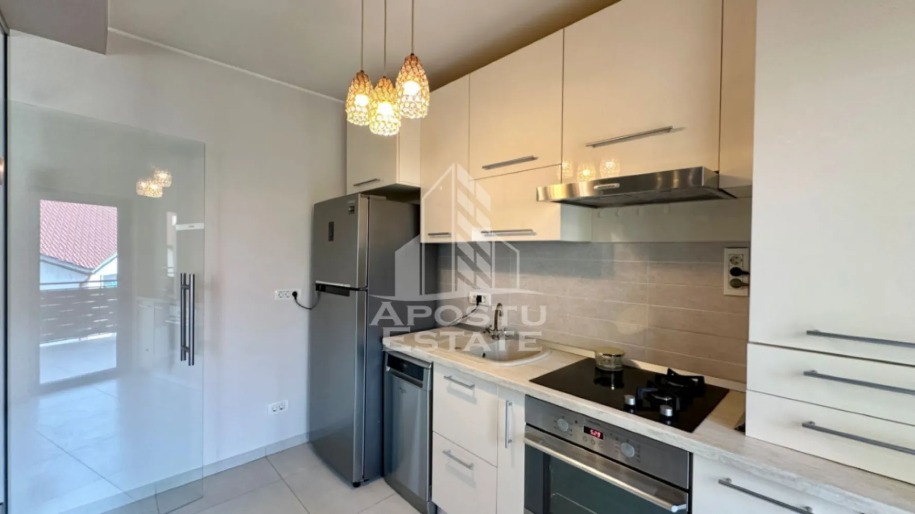 Apartament de vanzare cu 3 camere, etajul intai, Dumbravita - APOSTU ESTATE va propune spre vanzare un apartament modern cu 3 camere, situat in Dumbravita, in apropiere de Lidl, intr-un imobil construit in anul 2015.

Apartamentul este amplasat la etajul 1, oferind un echilibru ideal intre confort, accesibilitate si intimitate, fiind potrivit atat pentru locuit, cat si pentru investitie.

Proprietatea beneficiaza de o compartimentare eficienta si functionala, gandita pentru confortul zilnic:

Hol de acces
Living spatios
Bucatarie separata de living printr-un perete de sticla
2 dormitoare
Baie
Terasa acoperita de 14 mp, cu acces direct din bucatarie

Apartamentul se vinde complet mobilat si utilat, fiind pregatit pentru mutare imediata. Mobilierul si electrocasnicele sunt atent alese pentru a oferi un ambient modern si practic.

In pret este inclus si un loc de parcare, un avantaj important pentru viitorii proprietari.

Imobilul ofera finisaje de calitate si un ambient placut, intr-o zona apreciata din Dumbravita, cu acces facil catre magazine, scoli si puncte de interes.

Agentia imobiliara Apostu Estate va ofera consultanta si solutii financiare prin colaboratorii nostri.

Va invitam cu drag la o vizionare!
CP3094052