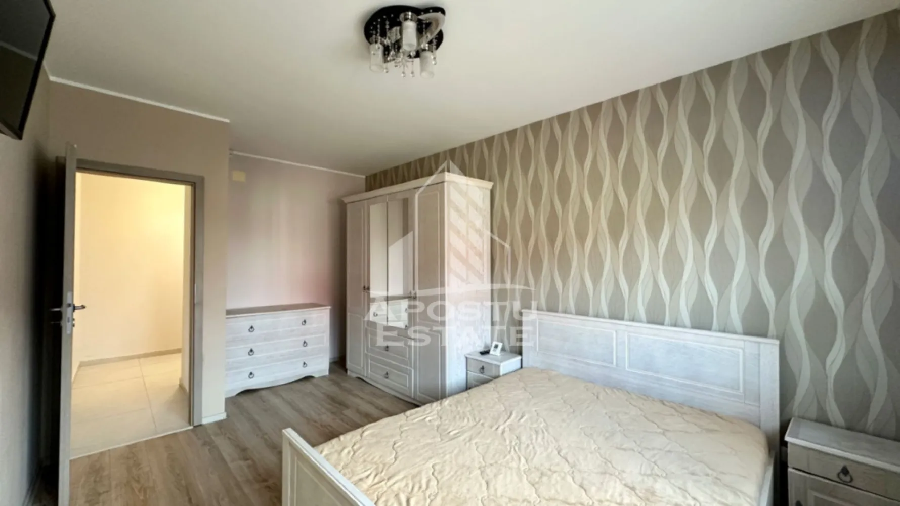 Apartament de vanzare cu 3 camere, etajul intai, Dumbravita - APOSTU ESTATE va propune spre vanzare un apartament modern cu 3 camere, situat in Dumbravita, in apropiere de Lidl, intr-un imobil construit in anul 2015.

Apartamentul este amplasat la etajul 1, oferind un echilibru ideal intre confort, accesibilitate si intimitate, fiind potrivit atat pentru locuit, cat si pentru investitie.

Proprietatea beneficiaza de o compartimentare eficienta si functionala, gandita pentru confortul zilnic:

Hol de acces
Living spatios
Bucatarie separata de living printr-un perete de sticla
2 dormitoare
Baie
Terasa acoperita de 14 mp, cu acces direct din bucatarie

Apartamentul se vinde complet mobilat si utilat, fiind pregatit pentru mutare imediata. Mobilierul si electrocasnicele sunt atent alese pentru a oferi un ambient modern si practic.

In pret este inclus si un loc de parcare, un avantaj important pentru viitorii proprietari.

Imobilul ofera finisaje de calitate si un ambient placut, intr-o zona apreciata din Dumbravita, cu acces facil catre magazine, scoli si puncte de interes.

Agentia imobiliara Apostu Estate va ofera consultanta si solutii financiare prin colaboratorii nostri.

Va invitam cu drag la o vizionare!
CP3094052