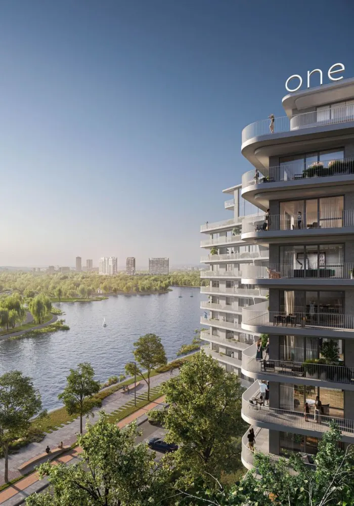 Vanzare studio dublu One Lake District - Comision 0% - Vă propunem spre achiziție un studio dublu (2 camere) modern și eficient compartimentat, situat la etajul 7 în ansamblu rezidențial One Lake District situat pe malul lacului Plumbuita.

Proprietatea dispune de o suprafață totală generoasă de 78,77 mp (62 mp construiți) și se remarcă printr-un balcon spațios de 16,17 mp, care oferă o panoramă deosebită cu vedere parțială către lac.

Compartimentare și finisaje:

Locuința este în curs de finalizare și se predă complet finisată la standardele premium caracteristice dezvoltatorului. Compartimentarea inteligentă oferă un living luminos cu bucătărie integrată, un dormitor primitor, o baie elegantă și acces direct pe terasa generoasă, perfectă pentru momente de relaxare.

Facilități ale ansamblului One Lake District:
Proiectul se întinde pe un teren de 8 hectare și oferă un concept de tip „oraș în oraș”, integrând o comunitate sustenabilă:

8 clădiri rezidențiale elegante (peste 1.950 de apartamente)
Școală privată în incintă (clasele I–VIII)
5 spații comerciale cu servicii diverse la parter
Locuri de joacă moderne, facilități sportive și zone de recreere pe malul lacului
5 niveluri supraterane de parcare

Locație și accesibilitate:
Situat în zona de nord-est a Capitalei (Str. Doamna Ghica / Zona Lacul Plumbuita), complexul îmbină liniștea naturii cu conectivitatea urbană excelentă:

Acces auto: Conexiune rapidă la Autostrada A3, Șos. Colentina și Șos. Petricani

Transport public: Acces facil la liniile STB

Timp parcurs Aeroportul Henri Coandă: ~20–25 minute

Acest studio dublu reprezintă o alegere excelentă atât pentru un stil de viață modern și echilibrat, cât și ca o investiție pe termen lung cu randament ridicat, într-un cartier de top.

Preț: 171.600 Euro + TVA (Loc de parcare inclus în preț!).