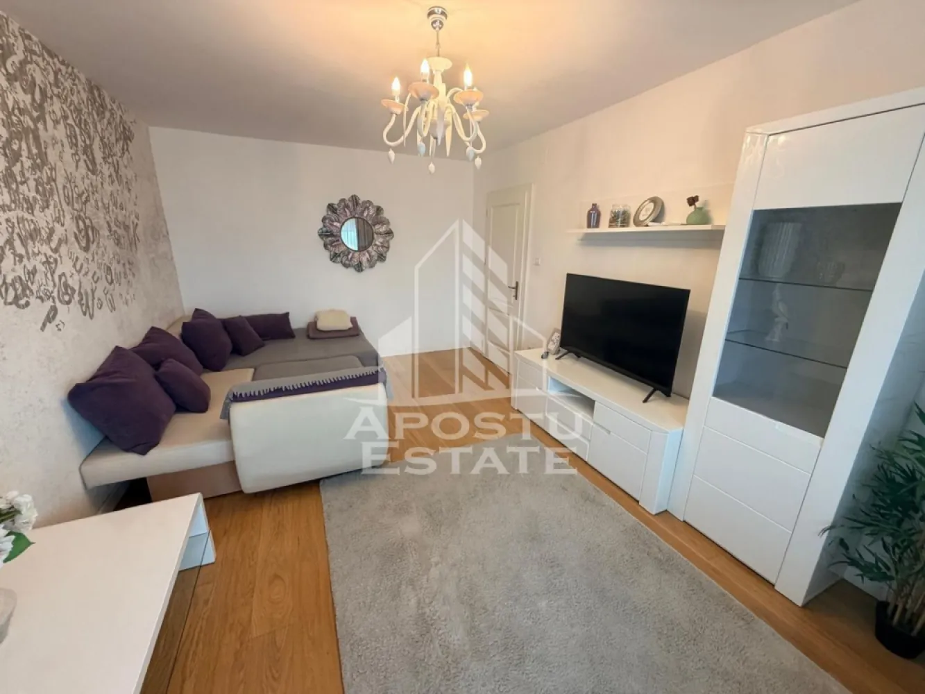 Apartament cu 2 camere, de inchiriat, Complex Studentesc, Centrala - Agentia imobiliara APOSTU ESTATE va propune spre inchiriere un apartament cu 2 camere, situat in judetul Timis, Timisoara, zona Complexul Studentesc, o zona linistita si bine pozitionata pentru cupluri sau familii care isi doresc o locuinta unde sa se simta confortabil si cu acces facil catre scoli, supermarketuri , magazine de zona.

Suprafata utila: 60 mp

Compartimentare eficienta:
-Hol de acces. 
-Living room spatios si luminos.
-Bucatarie inchisa, mobilata si utiliata.
-Dormitor matrimonial.
-Baie cu cabina de dus.

Confort si facilitati:

-Confort termic: Incalzirea este realizata prin calorifere, centrala proprie.
-Imobilul dispune si de o unitate AC.
-Nu se accepta animale de companie de catre proprietar.

Localizare:

-Timis, Timisoara, Complexul Studentesc, acces facil catre : UVT, UPT, Piata Unirii.
Ideal pentru:

-Cupluri.

-Persoane singure. 

-Familie.

Disponibilitate: Imediata.

Pret chirie lunara: 600 euro negociabil.

Programeaza o vizionare pentru a-ti putea imagina viitorul aici!

ID Intern : CP3094015