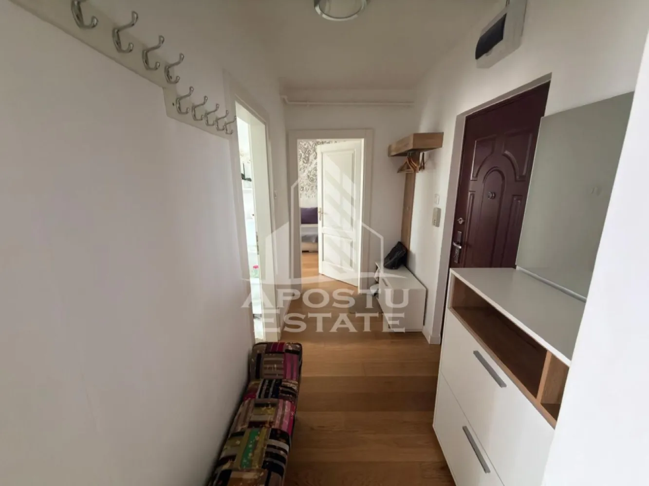 Apartament cu 2 camere, de inchiriat, Complex Studentesc, Centrala - Agentia imobiliara APOSTU ESTATE va propune spre inchiriere un apartament cu 2 camere, situat in judetul Timis, Timisoara, zona Complexul Studentesc, o zona linistita si bine pozitionata pentru cupluri sau familii care isi doresc o locuinta unde sa se simta confortabil si cu acces facil catre scoli, supermarketuri , magazine de zona.

Suprafata utila: 60 mp

Compartimentare eficienta:
-Hol de acces. 
-Living room spatios si luminos.
-Bucatarie inchisa, mobilata si utiliata.
-Dormitor matrimonial.
-Baie cu cabina de dus.

Confort si facilitati:

-Confort termic: Incalzirea este realizata prin calorifere, centrala proprie.
-Imobilul dispune si de o unitate AC.
-Nu se accepta animale de companie de catre proprietar.

Localizare:

-Timis, Timisoara, Complexul Studentesc, acces facil catre : UVT, UPT, Piata Unirii.
Ideal pentru:

-Cupluri.

-Persoane singure. 

-Familie.

Disponibilitate: Imediata.

Pret chirie lunara: 600 euro negociabil.

Programeaza o vizionare pentru a-ti putea imagina viitorul aici!

ID Intern : CP3094015