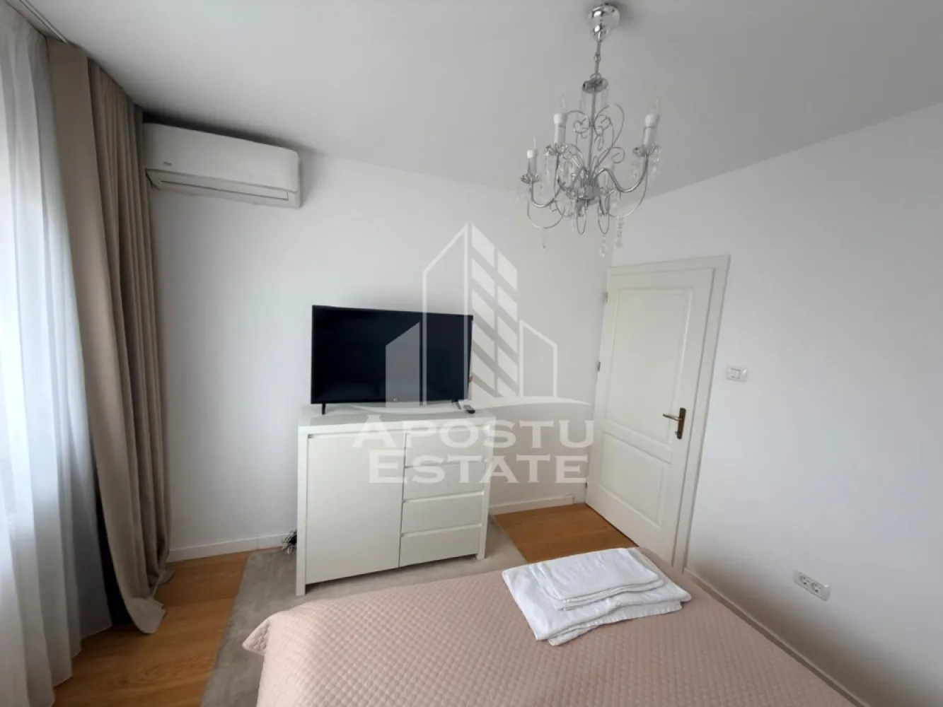 Apartament cu 2 camere, de inchiriat, Complex Studentesc, Centrala - Agentia imobiliara APOSTU ESTATE va propune spre inchiriere un apartament cu 2 camere, situat in judetul Timis, Timisoara, zona Complexul Studentesc, o zona linistita si bine pozitionata pentru cupluri sau familii care isi doresc o locuinta unde sa se simta confortabil si cu acces facil catre scoli, supermarketuri , magazine de zona.

Suprafata utila: 60 mp

Compartimentare eficienta:
-Hol de acces. 
-Living room spatios si luminos.
-Bucatarie inchisa, mobilata si utiliata.
-Dormitor matrimonial.
-Baie cu cabina de dus.

Confort si facilitati:

-Confort termic: Incalzirea este realizata prin calorifere, centrala proprie.
-Imobilul dispune si de o unitate AC.
-Nu se accepta animale de companie de catre proprietar.

Localizare:

-Timis, Timisoara, Complexul Studentesc, acces facil catre : UVT, UPT, Piata Unirii.
Ideal pentru:

-Cupluri.

-Persoane singure. 

-Familie.

Disponibilitate: Imediata.

Pret chirie lunara: 600 euro negociabil.

Programeaza o vizionare pentru a-ti putea imagina viitorul aici!

ID Intern : CP3094015