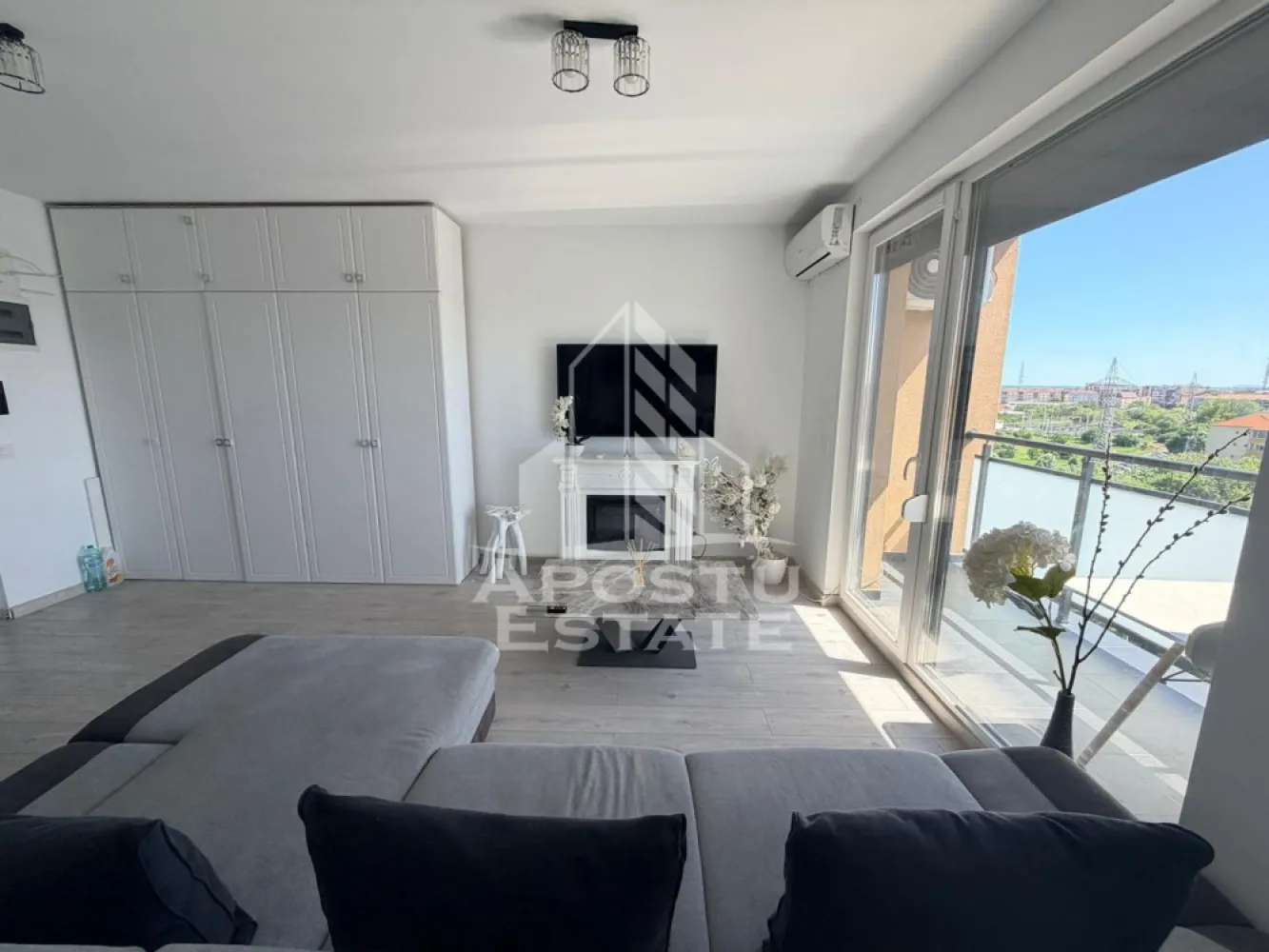 Apartament 3 camere, de inchiriat, Liviu Rebreanu, 2 bai, Parcare - Agentia imobiliara APOSTU ESTATE va propune spre inchiriere un apartament cu 3 camere, situat in judetul Timis, Timisoara, zona Soarelui-Liviu Rebreanu, o zona linistita si bine pozitionata pentru cupluri sau familii care isi doresc o locuinta unde sa se simta confortabil si cu acces facil catre scoli, supermarketuri , magazine de zona.

Suprafata utila: 69 mp

Compartimentare eficienta:
-Hol de acces. 
-Living room spatios.
-Bucatarie deschisa, mobilata si utiliata cu masina de spalat vase.
-Dormitor matrimonial.
-Dormitor secundar.
-Baie cu cada.
-Baie cu cabina de dus.

Confort si facilitati:

-Confort termic: Incalzirea este realizata prin pardoseala, centrala proprie.
-Imobilul dispune si de o unitate AC.
-Nu se accepta animale de companie de catre proprietar.
-Apartamentul dispune de 2 locuri de parcare inclus in pret.

Localizare:

-Timis, Timisoara, Liviu Rebreanu-Soarelui, acces facil catre : Sud Plaza, Casa Thalia, Hotel Lido.
Ideal pentru:

-Cupluri.

-Persoane singure. 

-Familie.

Disponibilitate: Imediata.

Pret chirie lunara: 650 euro negociabil.

Programeaza o vizionare pentru a-ti putea imagina viitorul aici!

ID Intern : CP3093981
