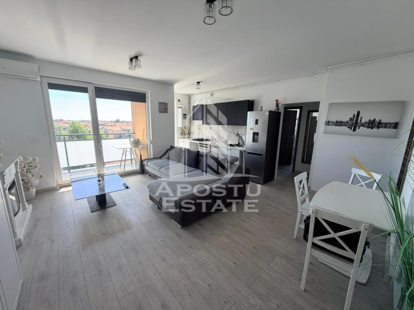 Apartament 3 camere, de inchiriat, Liviu Rebreanu, 2 bai, Parcare - Agentia imobiliara APOSTU ESTATE va propune spre inchiriere un apartament cu 3 camere, situat in judetul Timis, Timisoara, zona Soarelui-Liviu Rebreanu, o zona linistita si bine pozitionata pentru cupluri sau familii care isi doresc o locuinta unde sa se simta confortabil si cu acces facil catre scoli, supermarketuri , magazine de zona.

Suprafata utila: 69 mp

Compartimentare eficienta:
-Hol de acces. 
-Living room spatios.
-Bucatarie deschisa, mobilata si utiliata cu masina de spalat vase.
-Dormitor matrimonial.
-Dormitor secundar.
-Baie cu cada.
-Baie cu cabina de dus.

Confort si facilitati:

-Confort termic: Incalzirea este realizata prin pardoseala, centrala proprie.
-Imobilul dispune si de o unitate AC.
-Nu se accepta animale de companie de catre proprietar.
-Apartamentul dispune de 2 locuri de parcare inclus in pret.

Localizare:

-Timis, Timisoara, Liviu Rebreanu-Soarelui, acces facil catre : Sud Plaza, Casa Thalia, Hotel Lido.
Ideal pentru:

-Cupluri.

-Persoane singure. 

-Familie.

Disponibilitate: Imediata.

Pret chirie lunara: 650 euro negociabil.

Programeaza o vizionare pentru a-ti putea imagina viitorul aici!

ID Intern : CP3093981