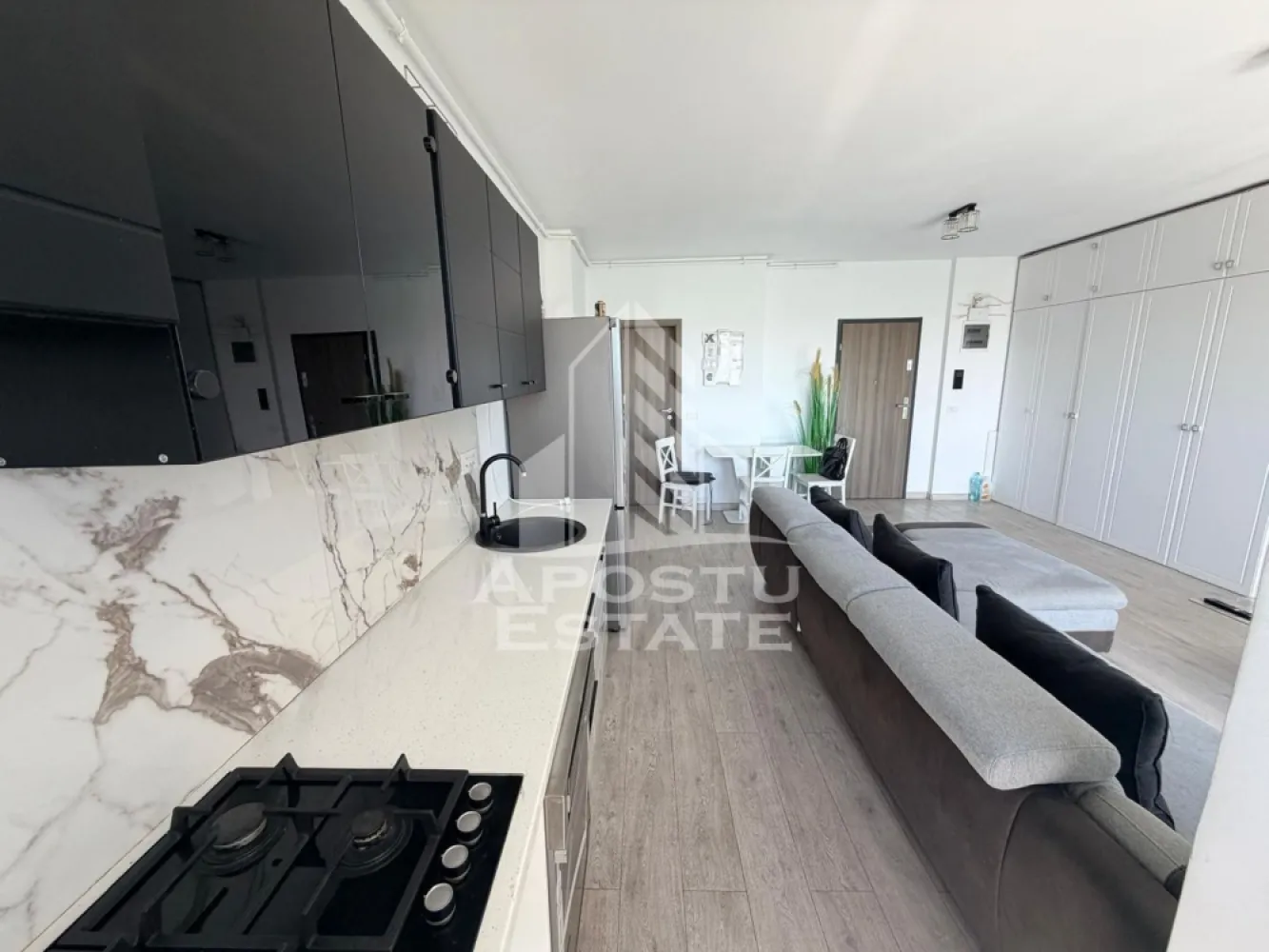 Apartament 3 camere, de inchiriat, Liviu Rebreanu, 2 bai, Parcare - Agentia imobiliara APOSTU ESTATE va propune spre inchiriere un apartament cu 3 camere, situat in judetul Timis, Timisoara, zona Soarelui-Liviu Rebreanu, o zona linistita si bine pozitionata pentru cupluri sau familii care isi doresc o locuinta unde sa se simta confortabil si cu acces facil catre scoli, supermarketuri , magazine de zona.

Suprafata utila: 69 mp

Compartimentare eficienta:
-Hol de acces. 
-Living room spatios.
-Bucatarie deschisa, mobilata si utiliata cu masina de spalat vase.
-Dormitor matrimonial.
-Dormitor secundar.
-Baie cu cada.
-Baie cu cabina de dus.

Confort si facilitati:

-Confort termic: Incalzirea este realizata prin pardoseala, centrala proprie.
-Imobilul dispune si de o unitate AC.
-Nu se accepta animale de companie de catre proprietar.
-Apartamentul dispune de 2 locuri de parcare inclus in pret.

Localizare:

-Timis, Timisoara, Liviu Rebreanu-Soarelui, acces facil catre : Sud Plaza, Casa Thalia, Hotel Lido.
Ideal pentru:

-Cupluri.

-Persoane singure. 

-Familie.

Disponibilitate: Imediata.

Pret chirie lunara: 650 euro negociabil.

Programeaza o vizionare pentru a-ti putea imagina viitorul aici!

ID Intern : CP3093981