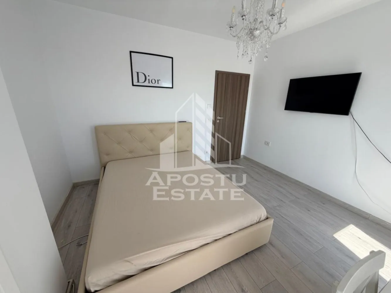 Apartament 3 camere, de inchiriat, Liviu Rebreanu, 2 bai, Parcare - Agentia imobiliara APOSTU ESTATE va propune spre inchiriere un apartament cu 3 camere, situat in judetul Timis, Timisoara, zona Soarelui-Liviu Rebreanu, o zona linistita si bine pozitionata pentru cupluri sau familii care isi doresc o locuinta unde sa se simta confortabil si cu acces facil catre scoli, supermarketuri , magazine de zona.

Suprafata utila: 69 mp

Compartimentare eficienta:
-Hol de acces. 
-Living room spatios.
-Bucatarie deschisa, mobilata si utiliata cu masina de spalat vase.
-Dormitor matrimonial.
-Dormitor secundar.
-Baie cu cada.
-Baie cu cabina de dus.

Confort si facilitati:

-Confort termic: Incalzirea este realizata prin pardoseala, centrala proprie.
-Imobilul dispune si de o unitate AC.
-Nu se accepta animale de companie de catre proprietar.
-Apartamentul dispune de 2 locuri de parcare inclus in pret.

Localizare:

-Timis, Timisoara, Liviu Rebreanu-Soarelui, acces facil catre : Sud Plaza, Casa Thalia, Hotel Lido.
Ideal pentru:

-Cupluri.

-Persoane singure. 

-Familie.

Disponibilitate: Imediata.

Pret chirie lunara: 650 euro negociabil.

Programeaza o vizionare pentru a-ti putea imagina viitorul aici!

ID Intern : CP3093981