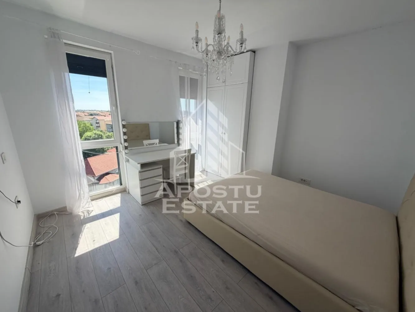 Apartament 3 camere, de inchiriat, Liviu Rebreanu, 2 bai, Parcare - Agentia imobiliara APOSTU ESTATE va propune spre inchiriere un apartament cu 3 camere, situat in judetul Timis, Timisoara, zona Soarelui-Liviu Rebreanu, o zona linistita si bine pozitionata pentru cupluri sau familii care isi doresc o locuinta unde sa se simta confortabil si cu acces facil catre scoli, supermarketuri , magazine de zona.

Suprafata utila: 69 mp

Compartimentare eficienta:
-Hol de acces. 
-Living room spatios.
-Bucatarie deschisa, mobilata si utiliata cu masina de spalat vase.
-Dormitor matrimonial.
-Dormitor secundar.
-Baie cu cada.
-Baie cu cabina de dus.

Confort si facilitati:

-Confort termic: Incalzirea este realizata prin pardoseala, centrala proprie.
-Imobilul dispune si de o unitate AC.
-Nu se accepta animale de companie de catre proprietar.
-Apartamentul dispune de 2 locuri de parcare inclus in pret.

Localizare:

-Timis, Timisoara, Liviu Rebreanu-Soarelui, acces facil catre : Sud Plaza, Casa Thalia, Hotel Lido.
Ideal pentru:

-Cupluri.

-Persoane singure. 

-Familie.

Disponibilitate: Imediata.

Pret chirie lunara: 650 euro negociabil.

Programeaza o vizionare pentru a-ti putea imagina viitorul aici!

ID Intern : CP3093981
